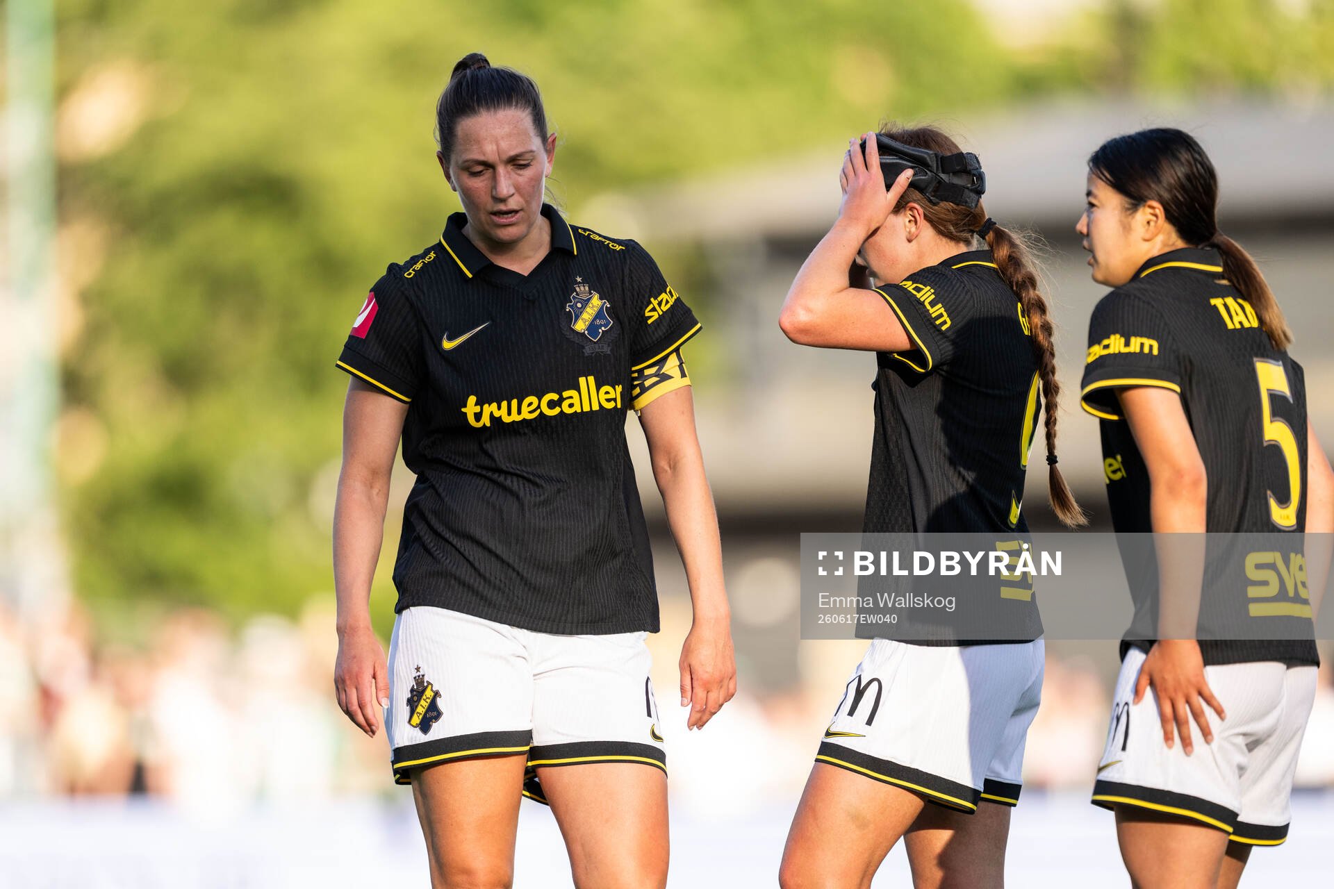 AIKs Jennie Nordin, Olivia Garcia och Haruna Tabata deppar