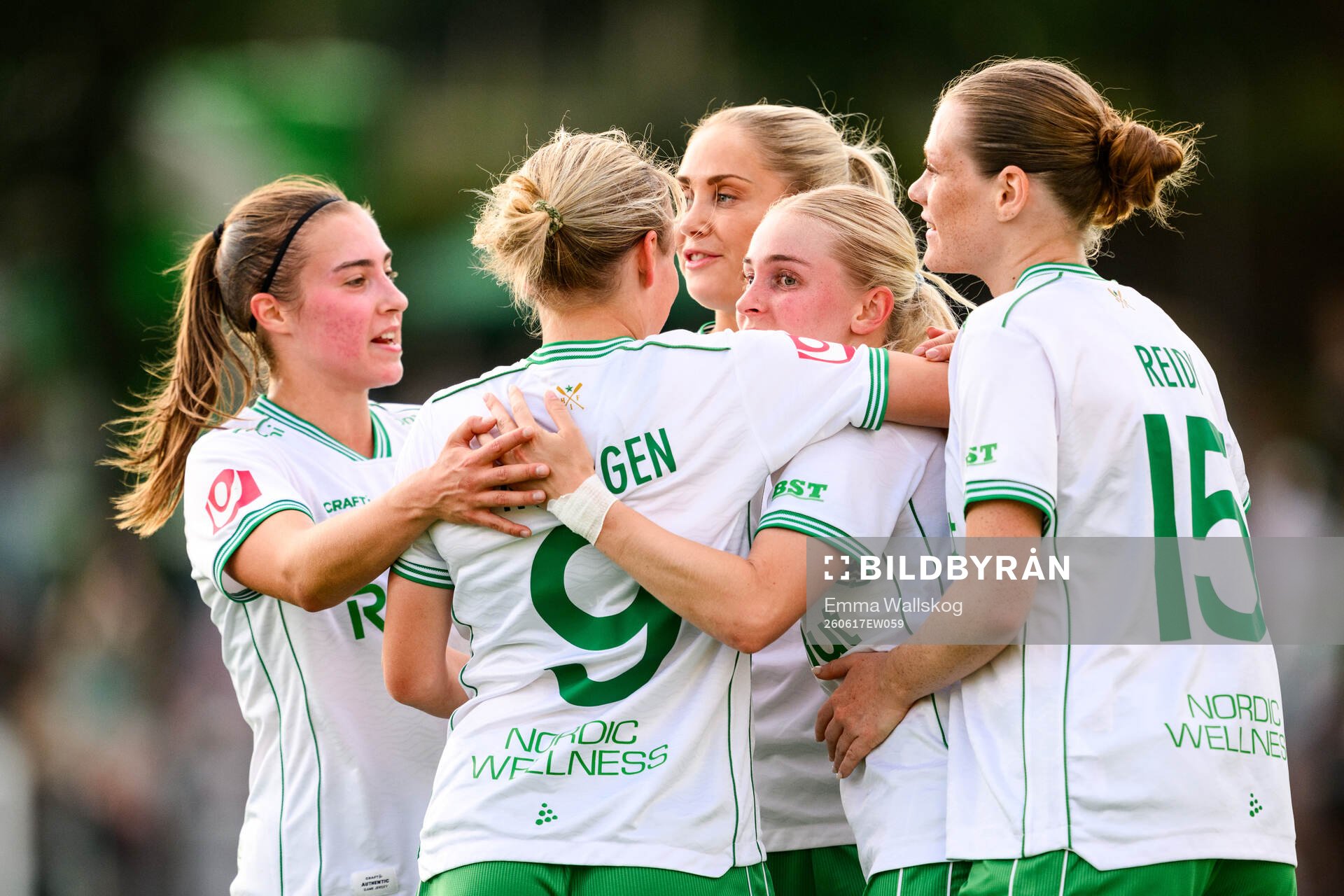 Hammarbys Emilie Joramo jublar med Vilma Emilia Koivisto,
