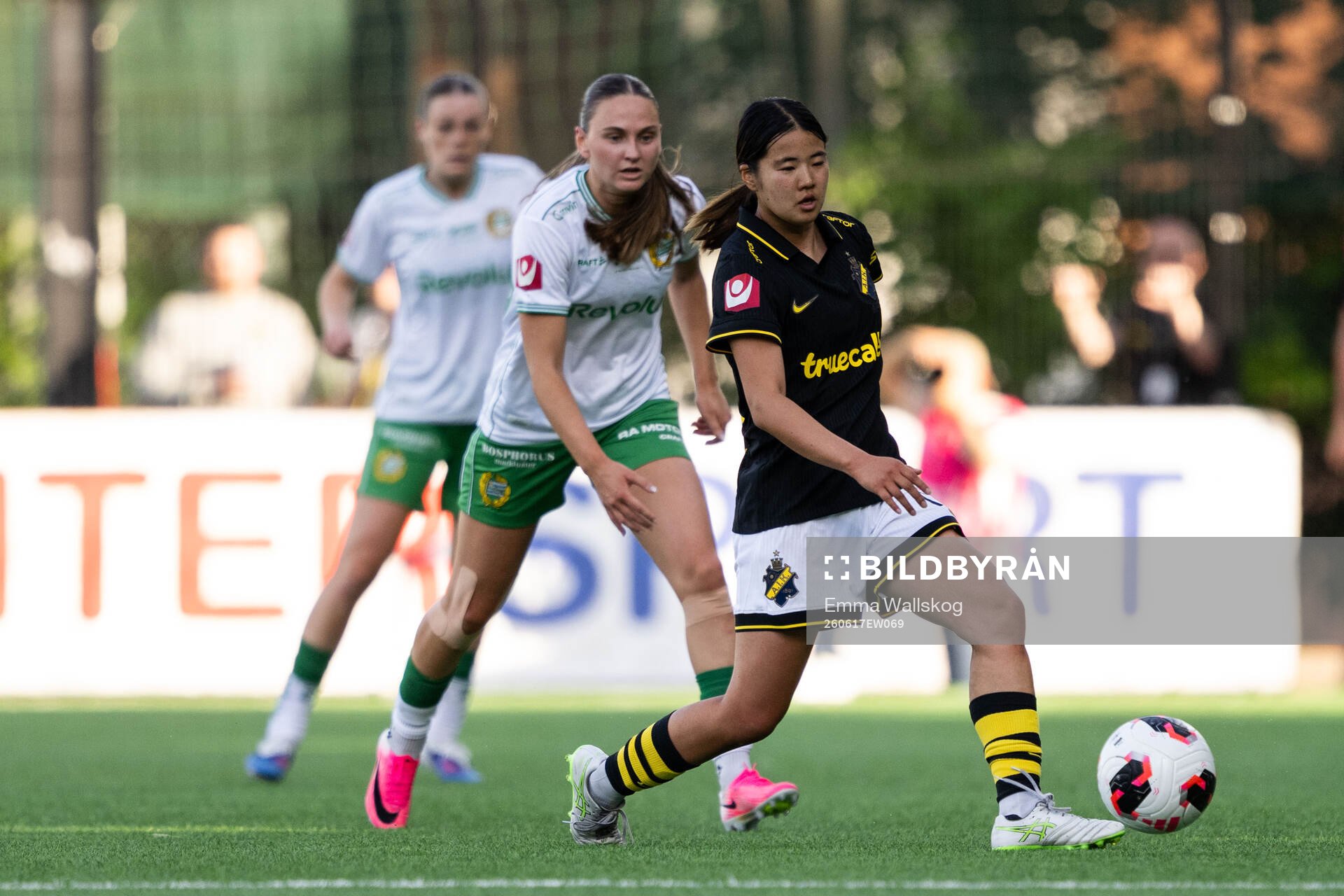 Hammarbys Vilde Hasund och AIKs Haruna Tabata