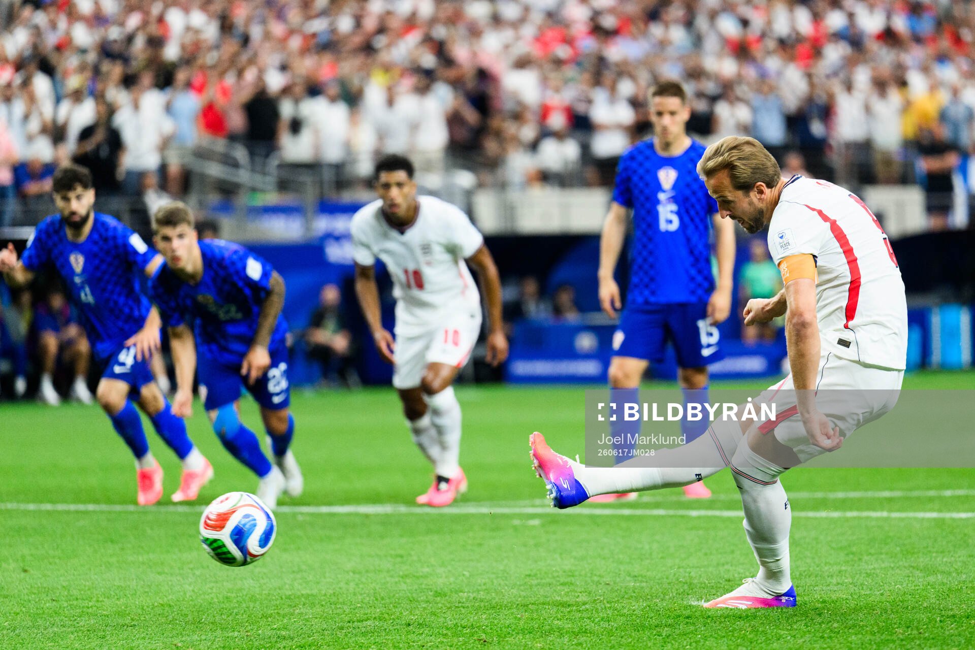Harry Kane of England scores 1-0