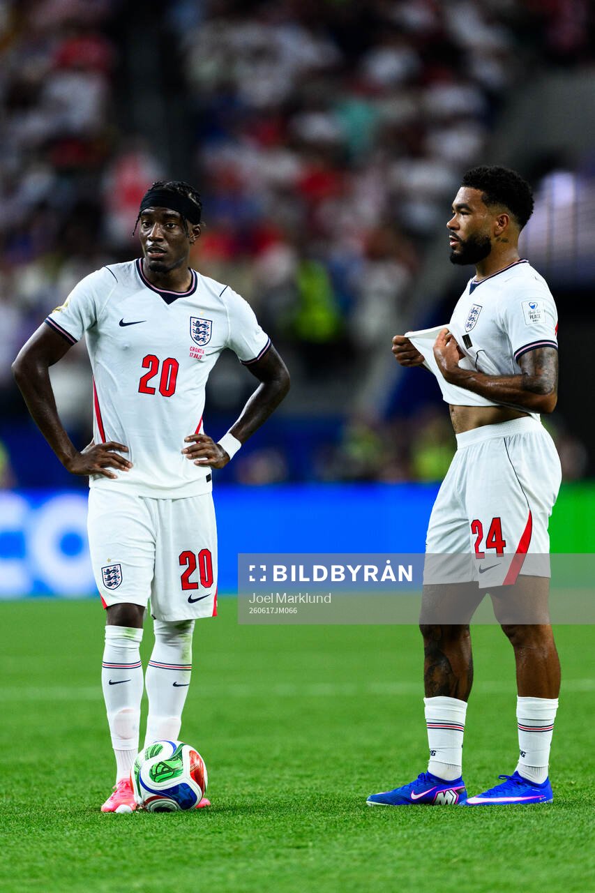 Noni Madueke and Reece James of England