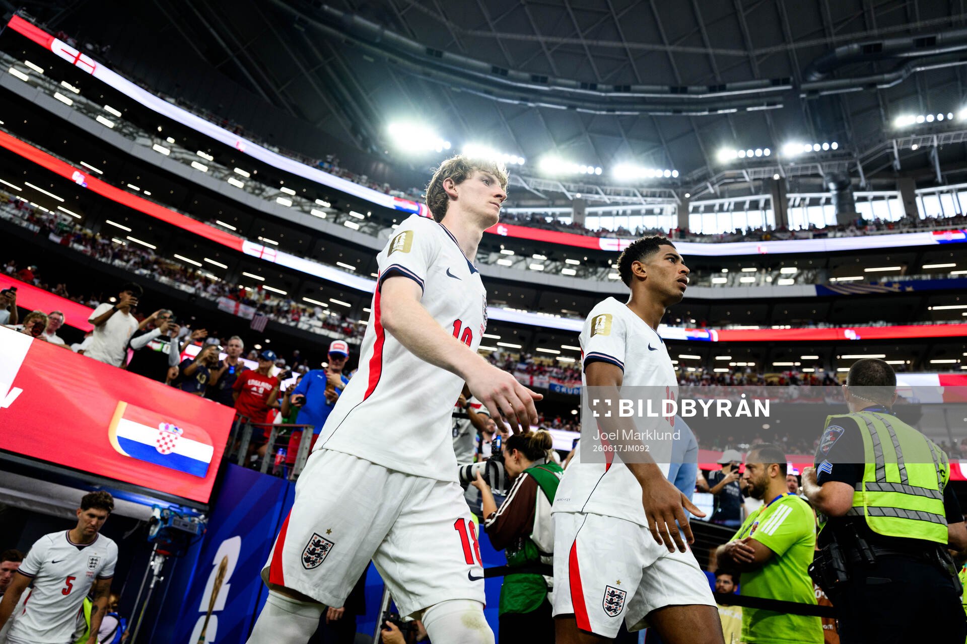 Anthony Gordon and Jude Bellingham of England