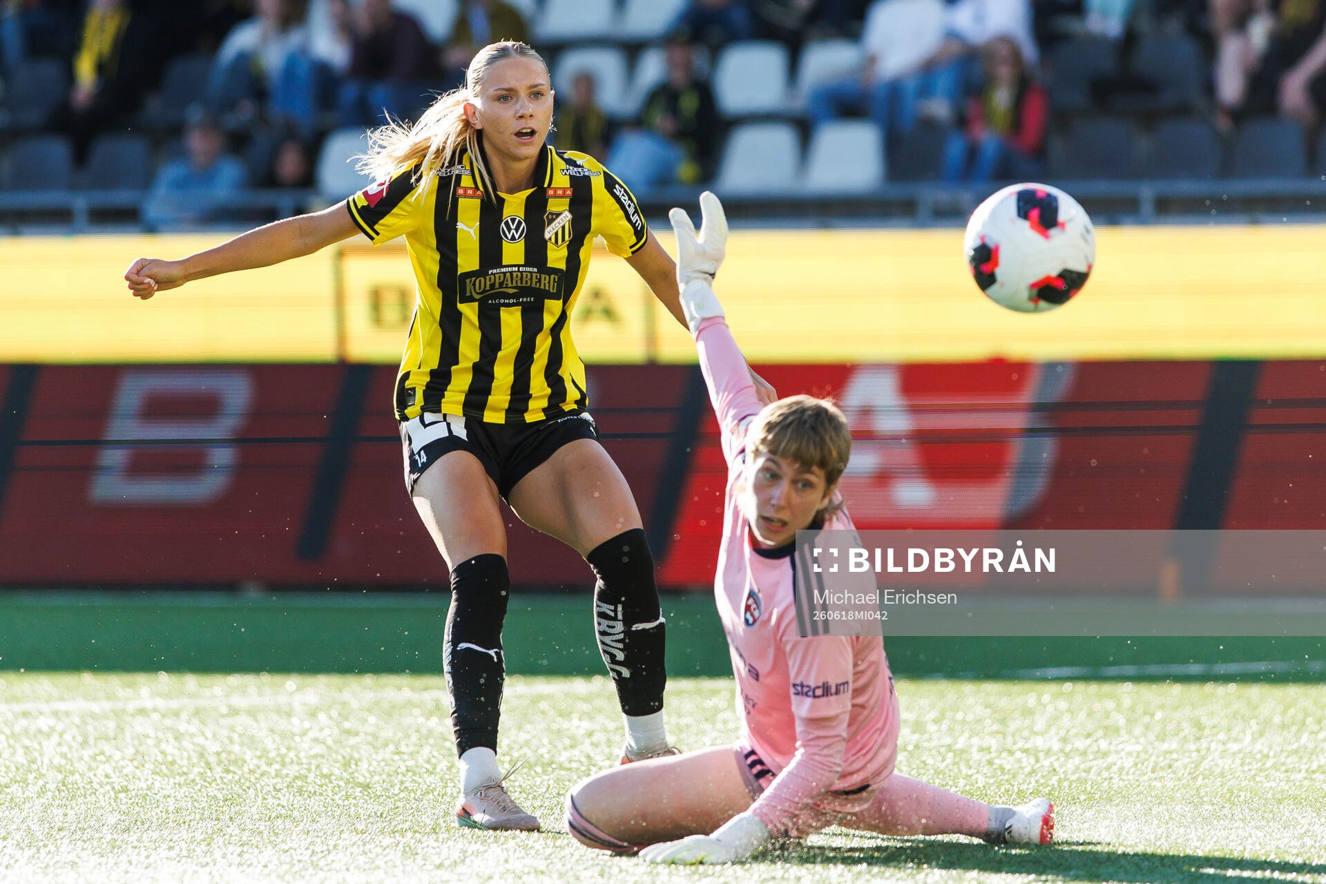 Häckens Tilde Karlsson och Rosengårds målvakt Moa Edrud