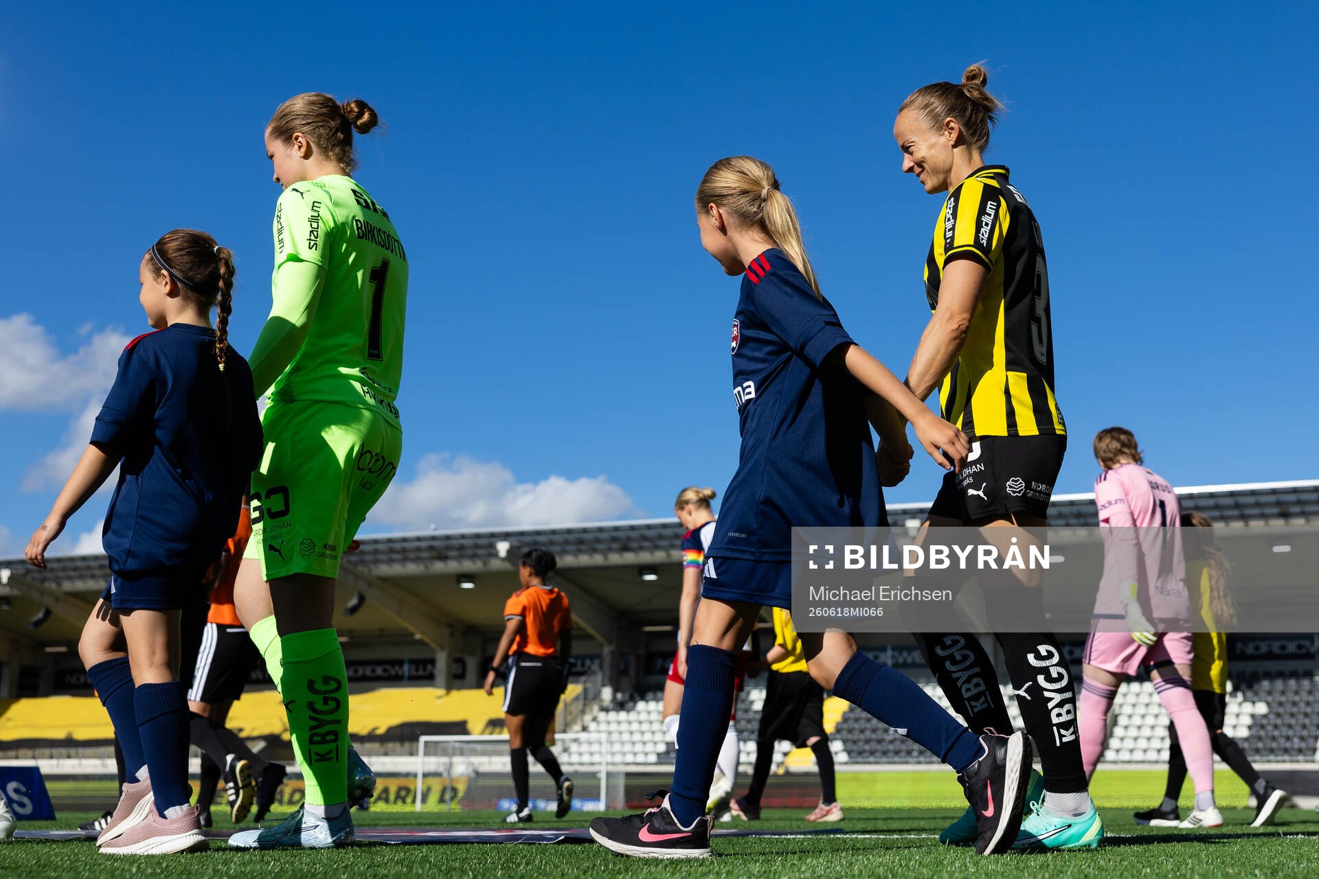 Häckens målvakt Fanney Inga Birkisdottir och Aivi Luik