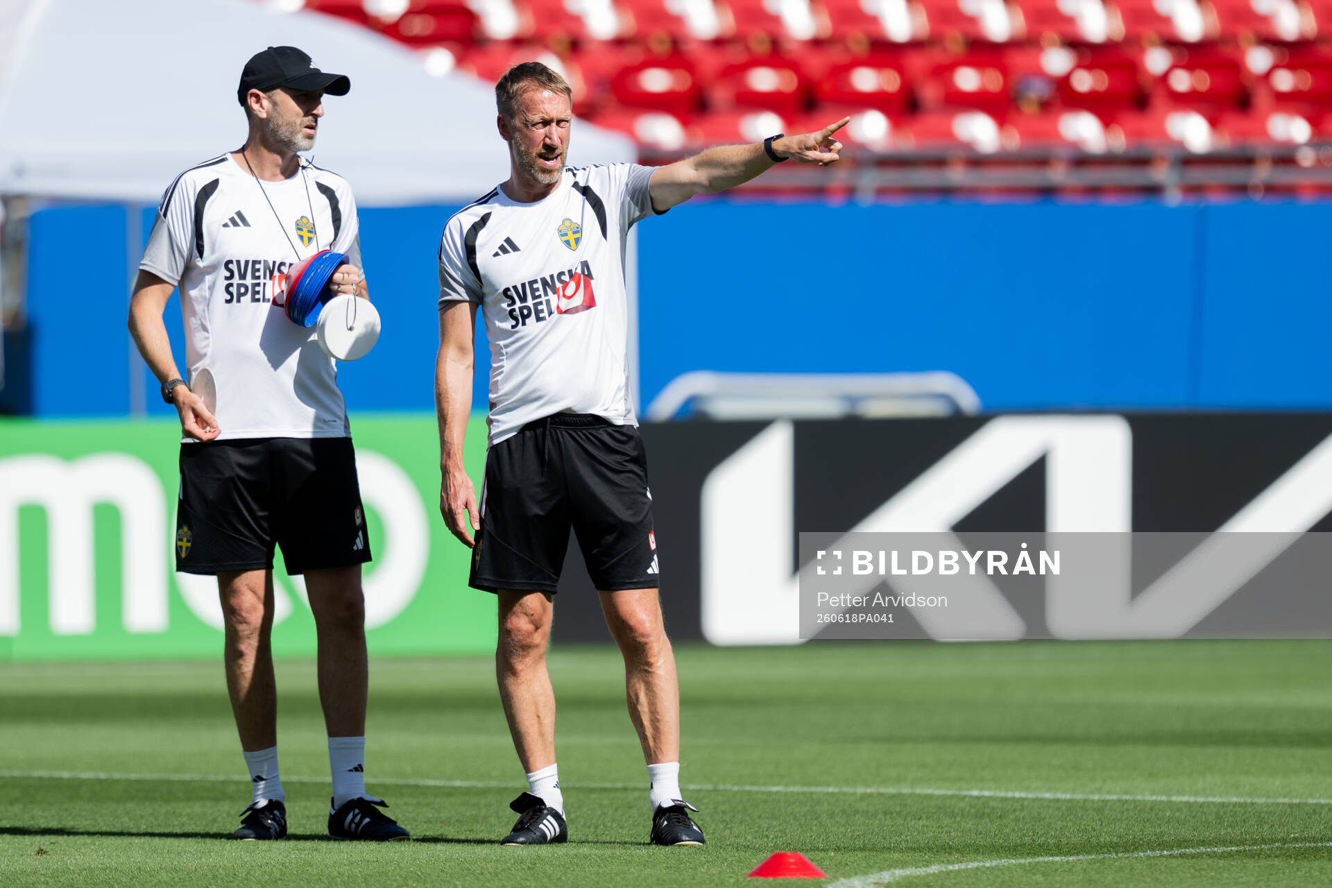 Assistant coach Andreas Georgson and head coach Graham