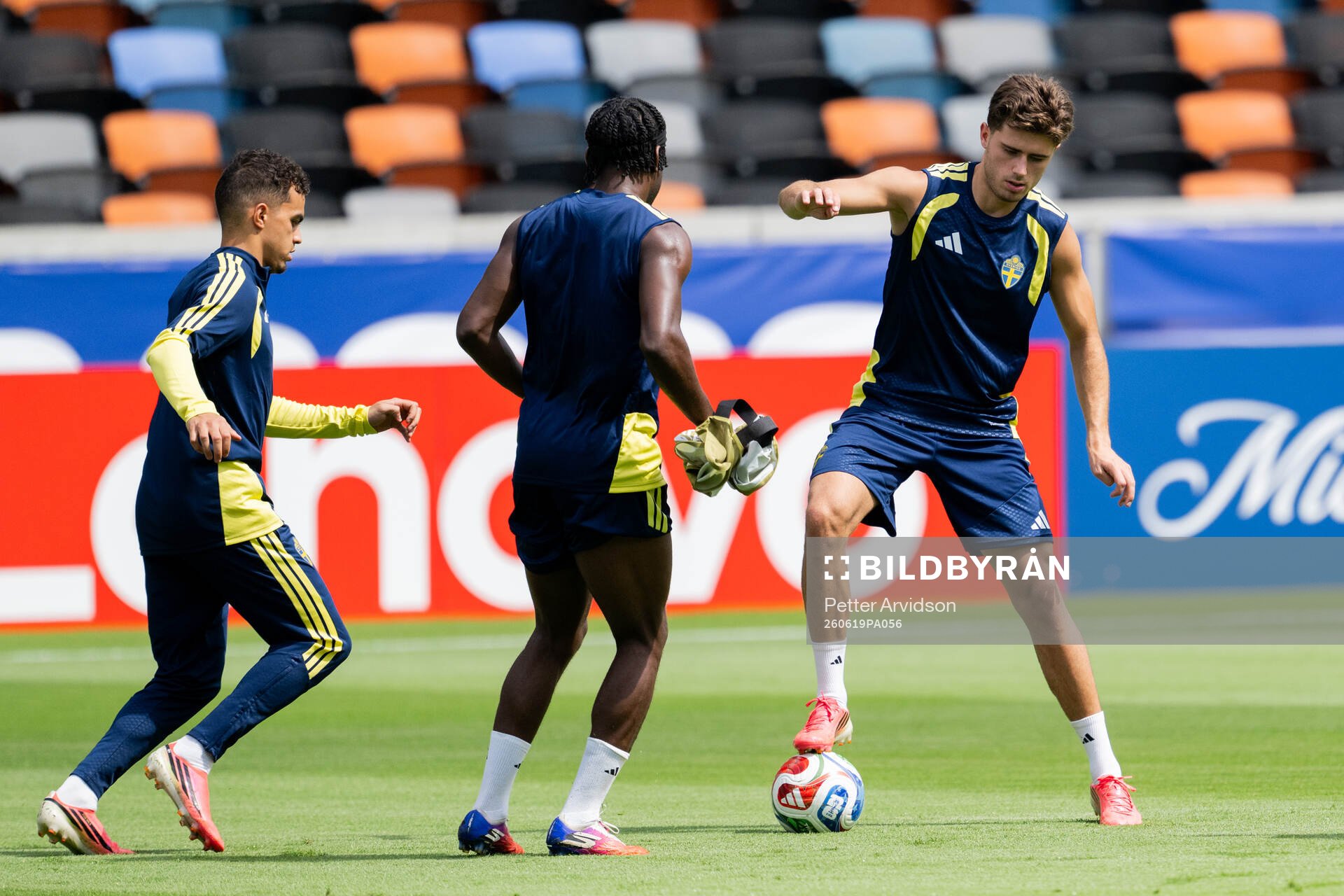 Yasin Ayari and Besfort Zeneli of the Swedish national