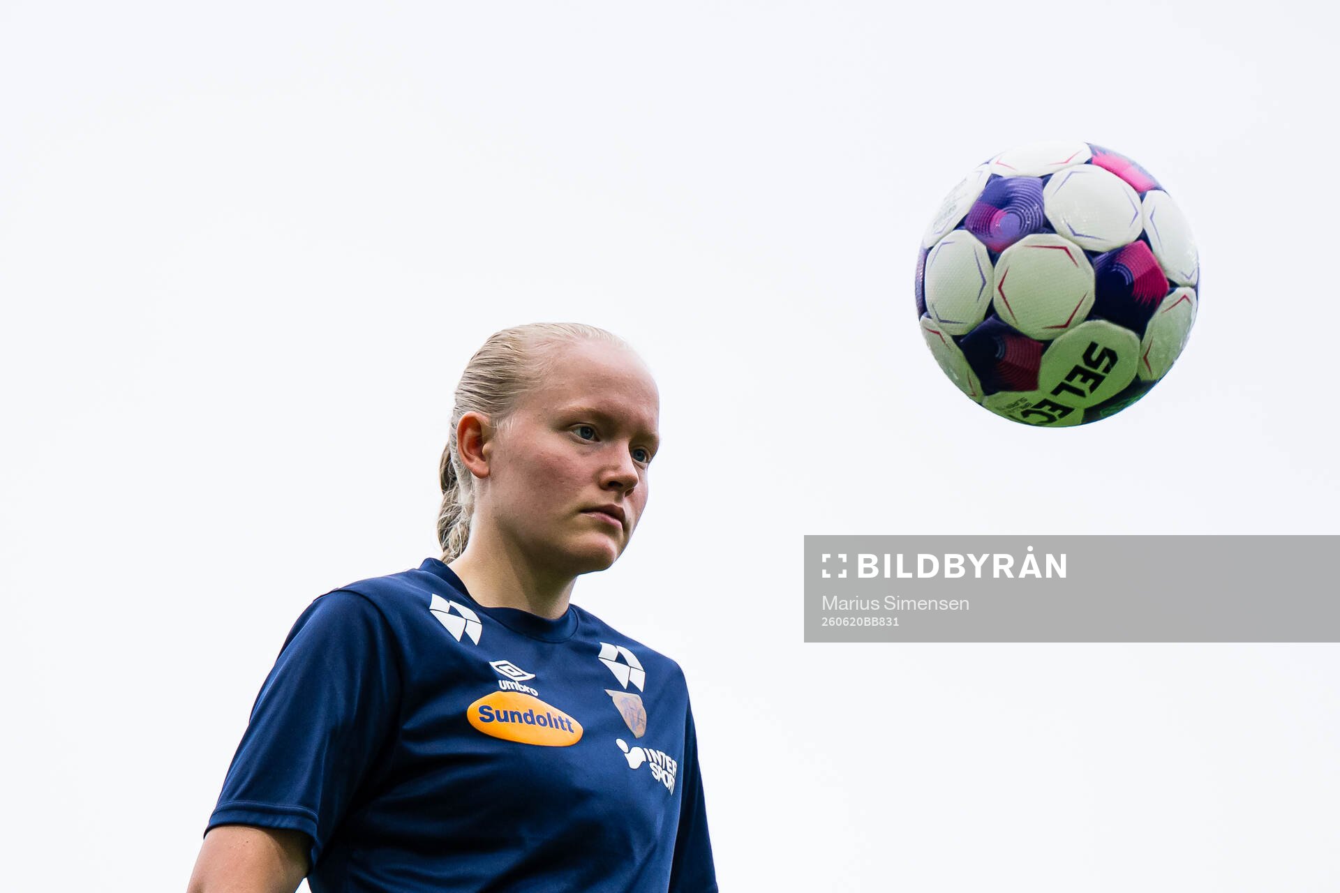Amalie Røys of Aalesund warms up