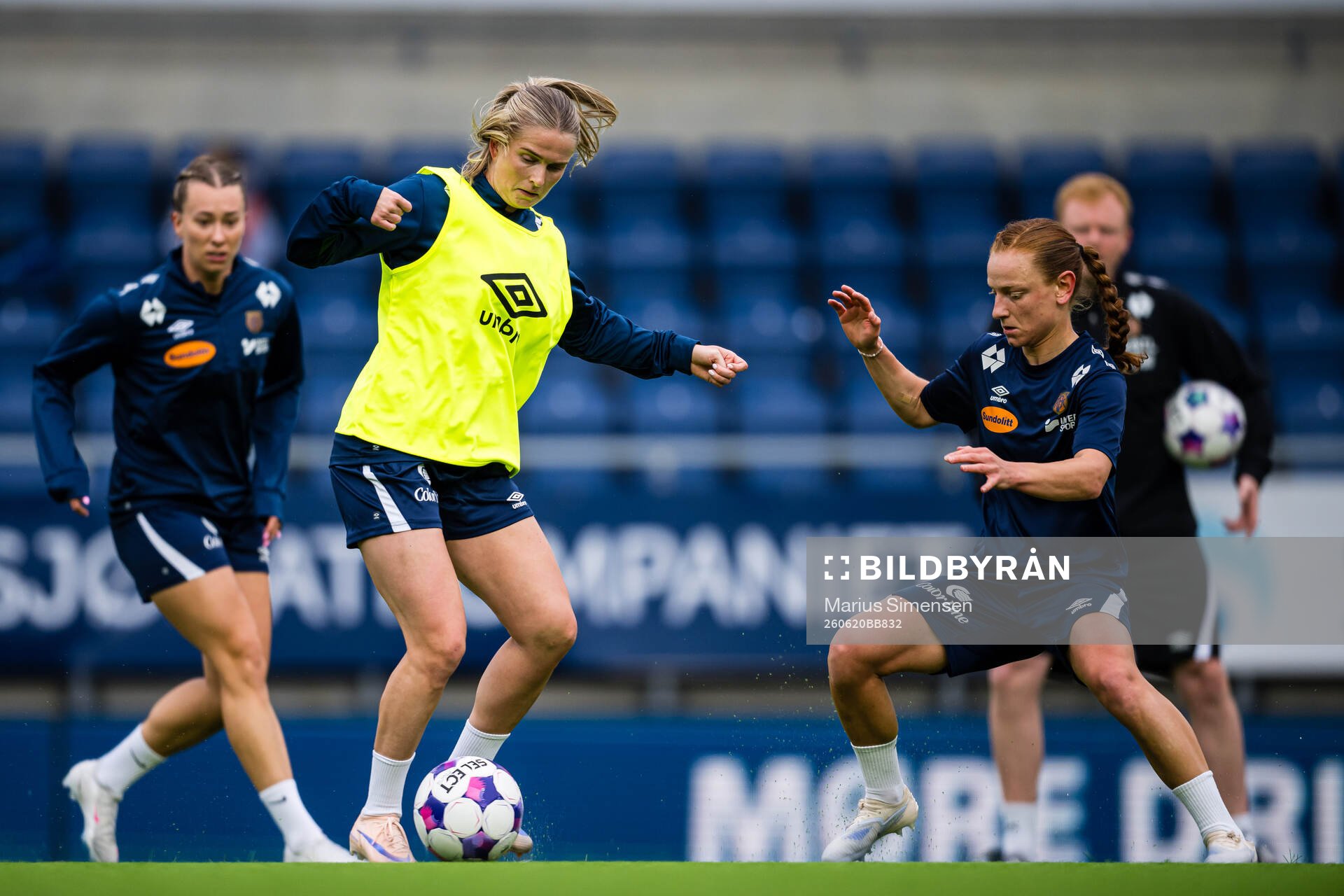 Ida Kroken and Laura Gashi of Aalesund warms up