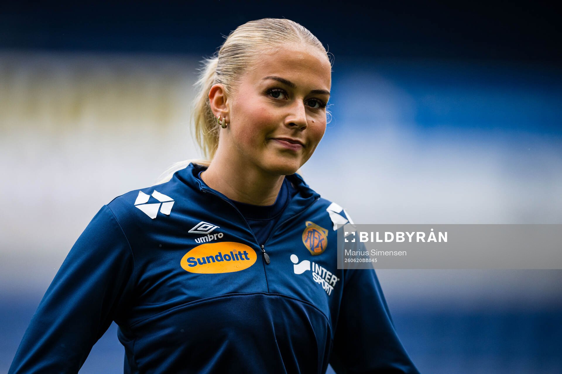 Mari Støylen Tilseth of Aalesund warms up
