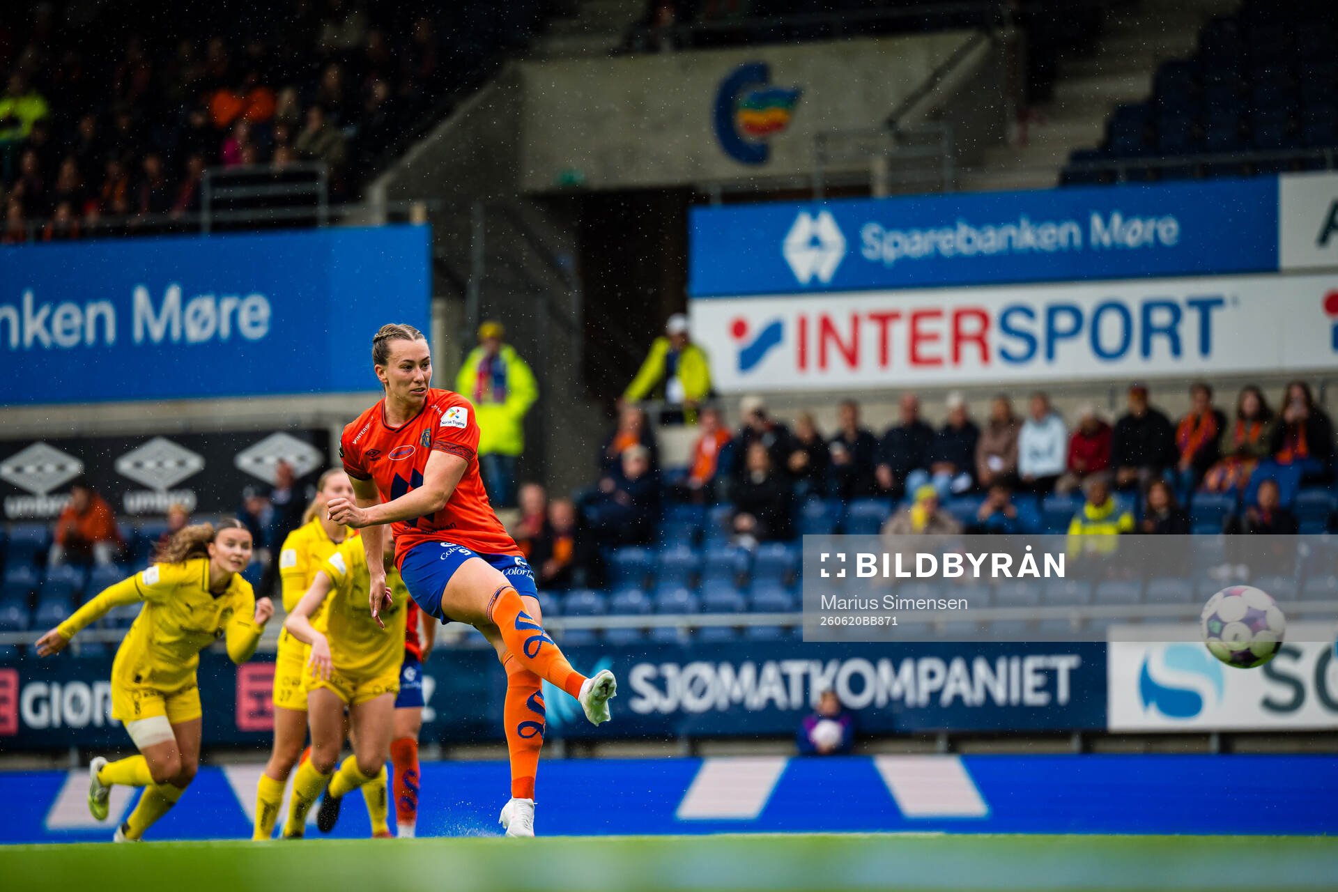 Katarina Dybvik Sunde of Aalesund scores the 7-1 goal