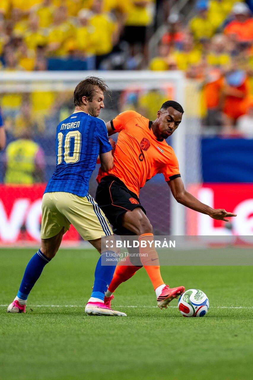 Benjamin Nygren of Sweden and Ryan Gravenberch of