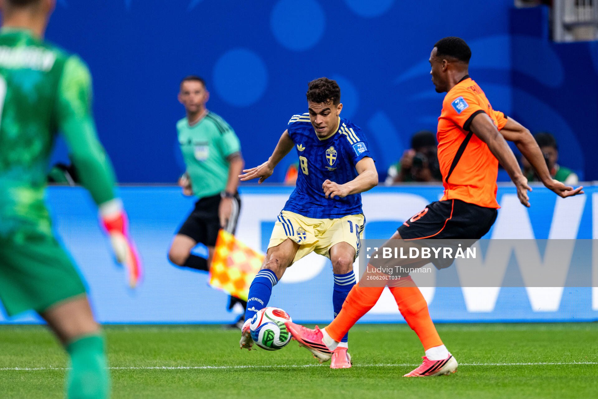 Yasin Ayari of Sweden and Ryan Gravenberch of Netherlands