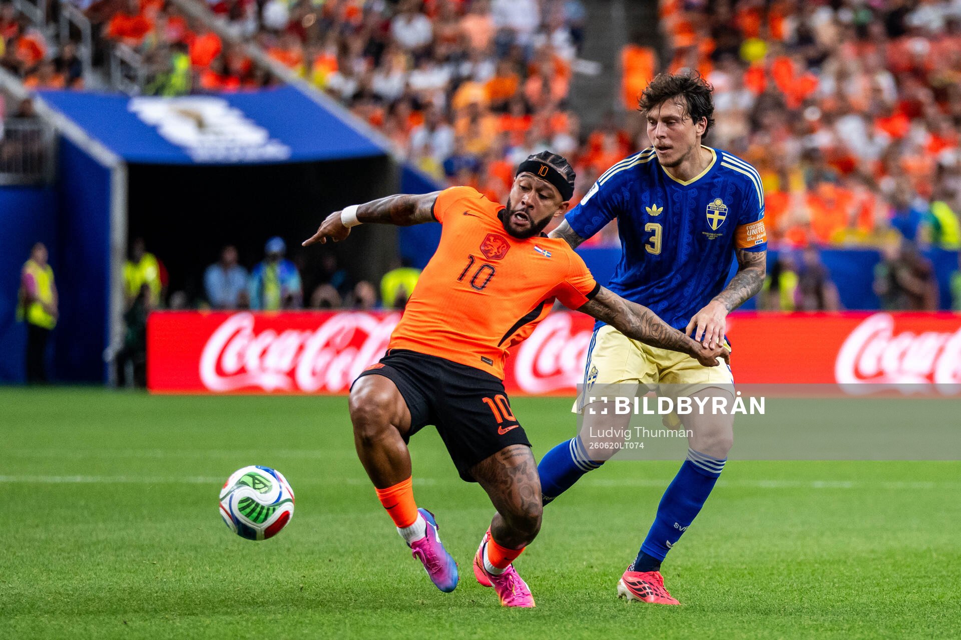 Memphis Depay of Netherlands and Victor Nilsson Lindelöf