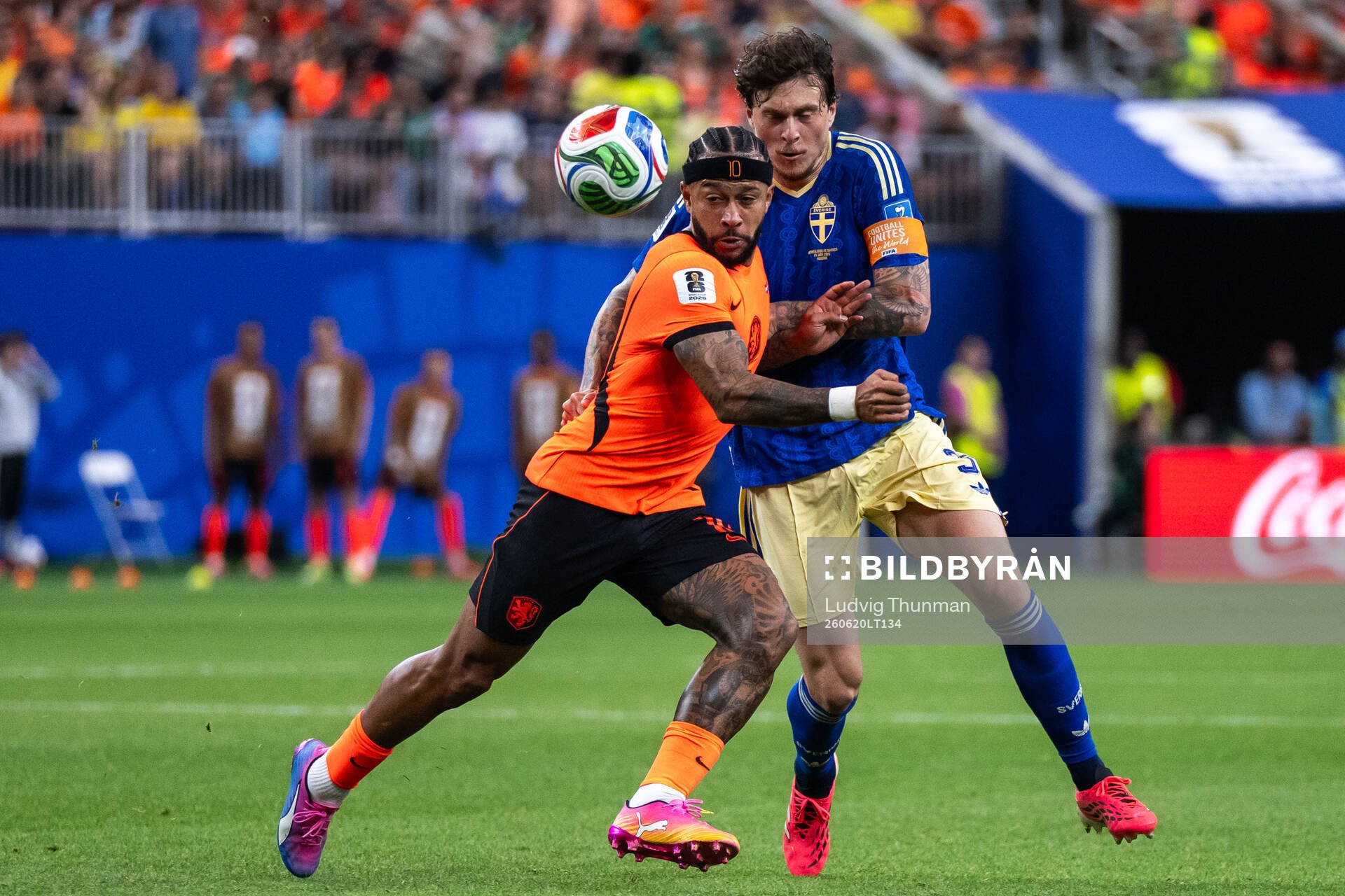 Memphis Depay of Netherlands and Victor Nilsson Lindelöf