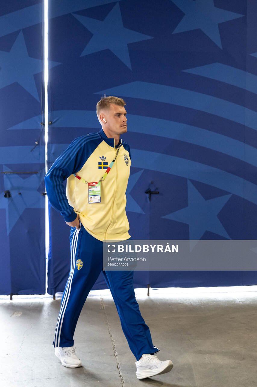 Eric Smith of Sweden arrives at Houston Stadium