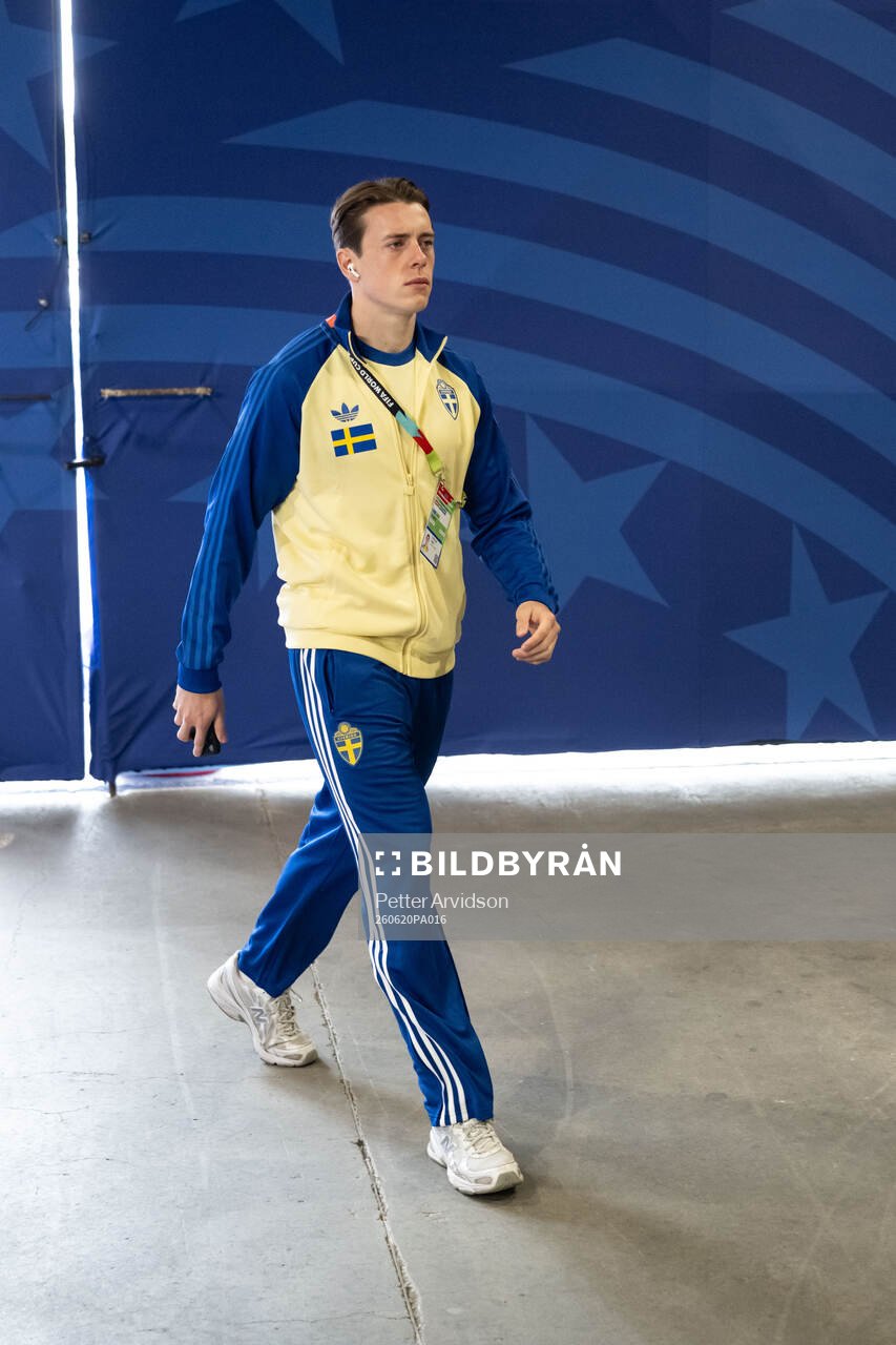 Elliot Stroud of Sweden arrives at Houston Stadium