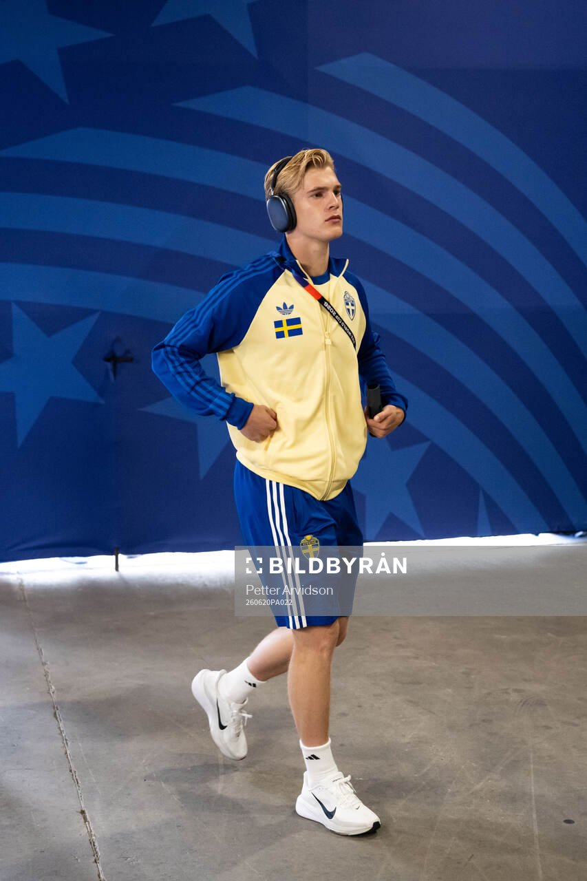 Lucas Bergvall of Sweden arrives at Houston Stadium
