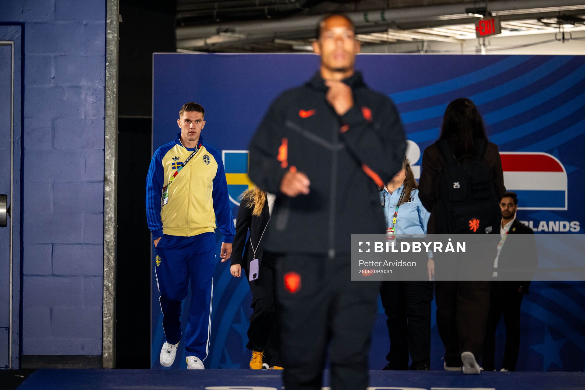 Viktor Gyökeres of Sweden and Virgil Van Dijk of