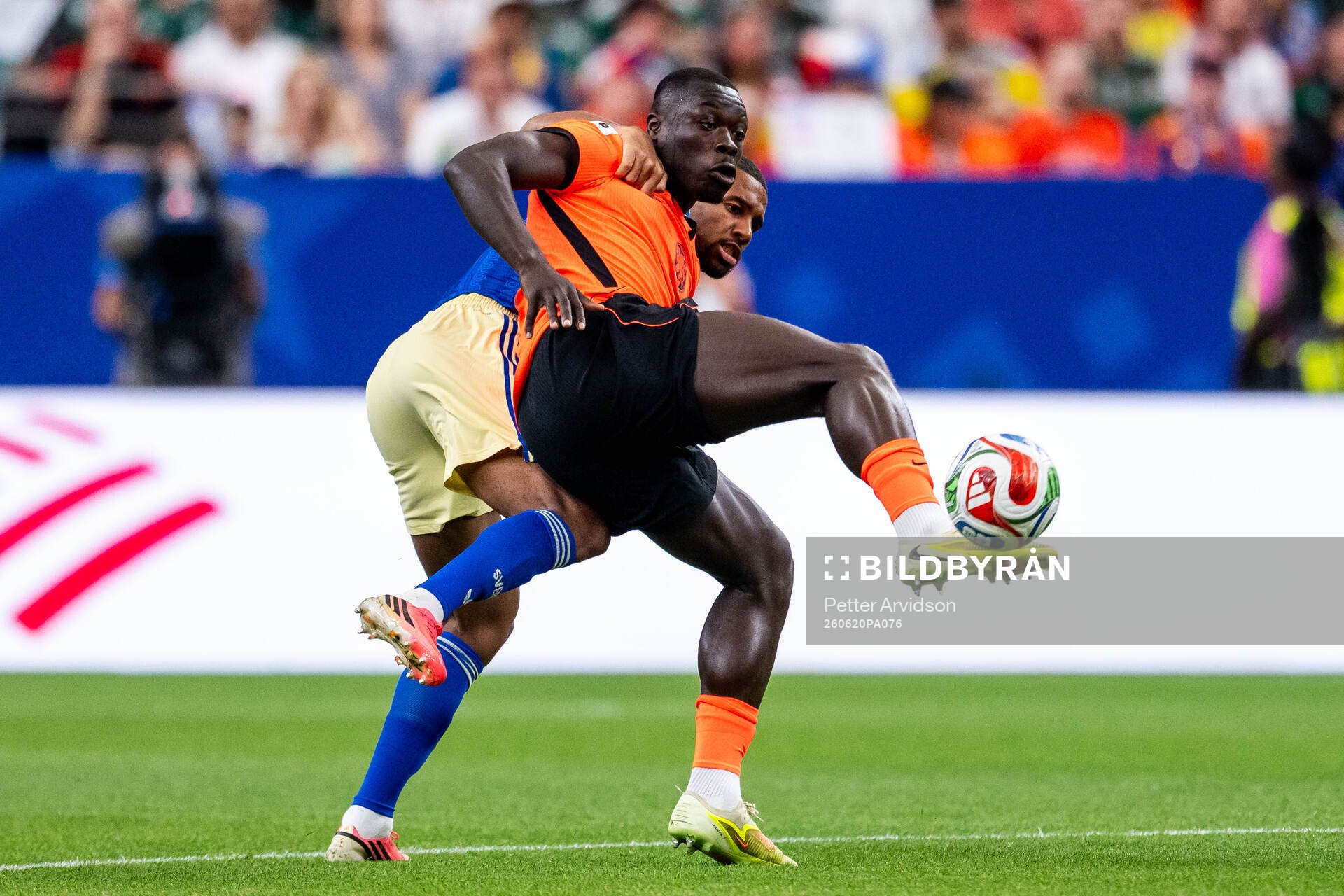 Donyell Malen of Netherlands and Isak Hien of Sweden