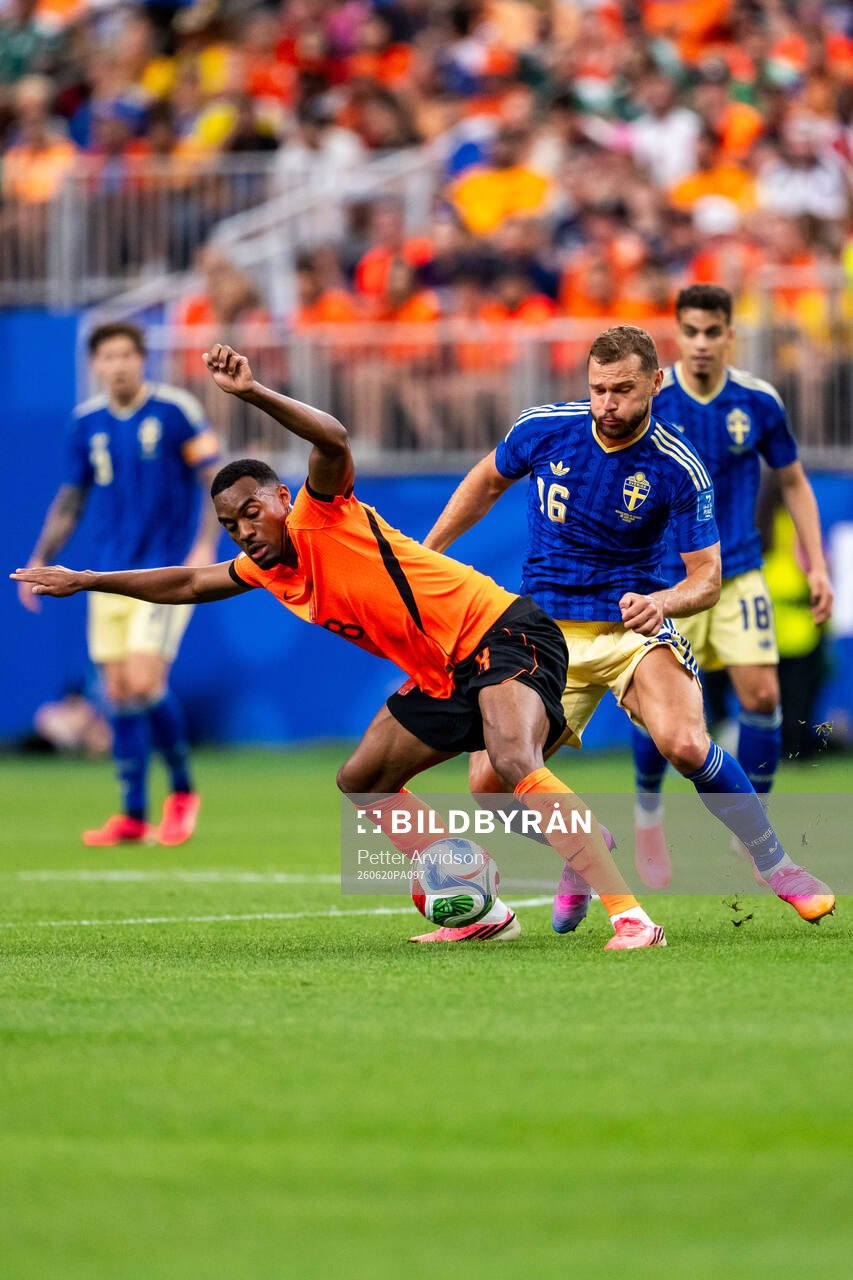Ryan Gravenberch of Netherlands ans Jesper Karlström of