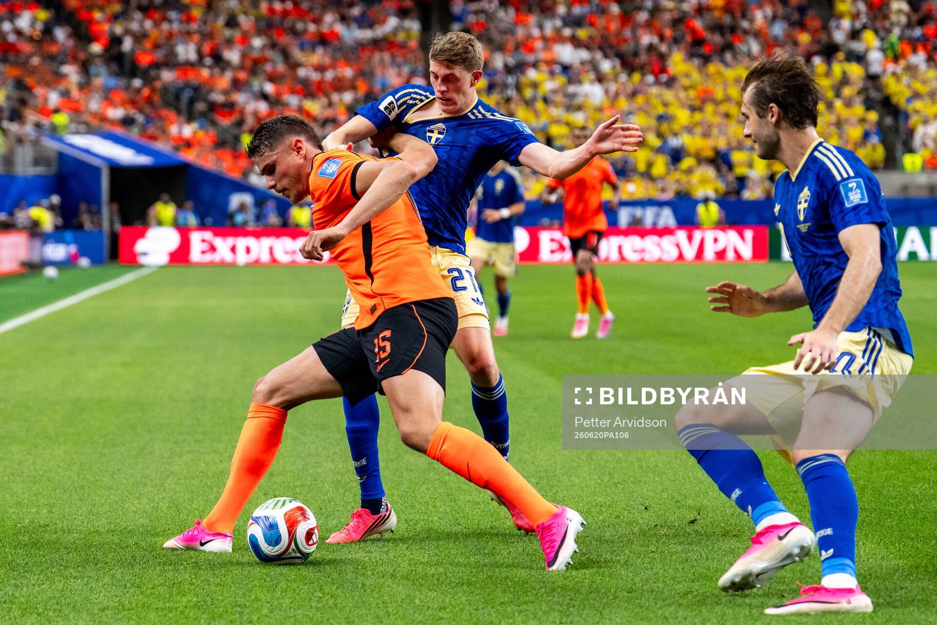 Micky Van De Ven of Netherlands against Alexander