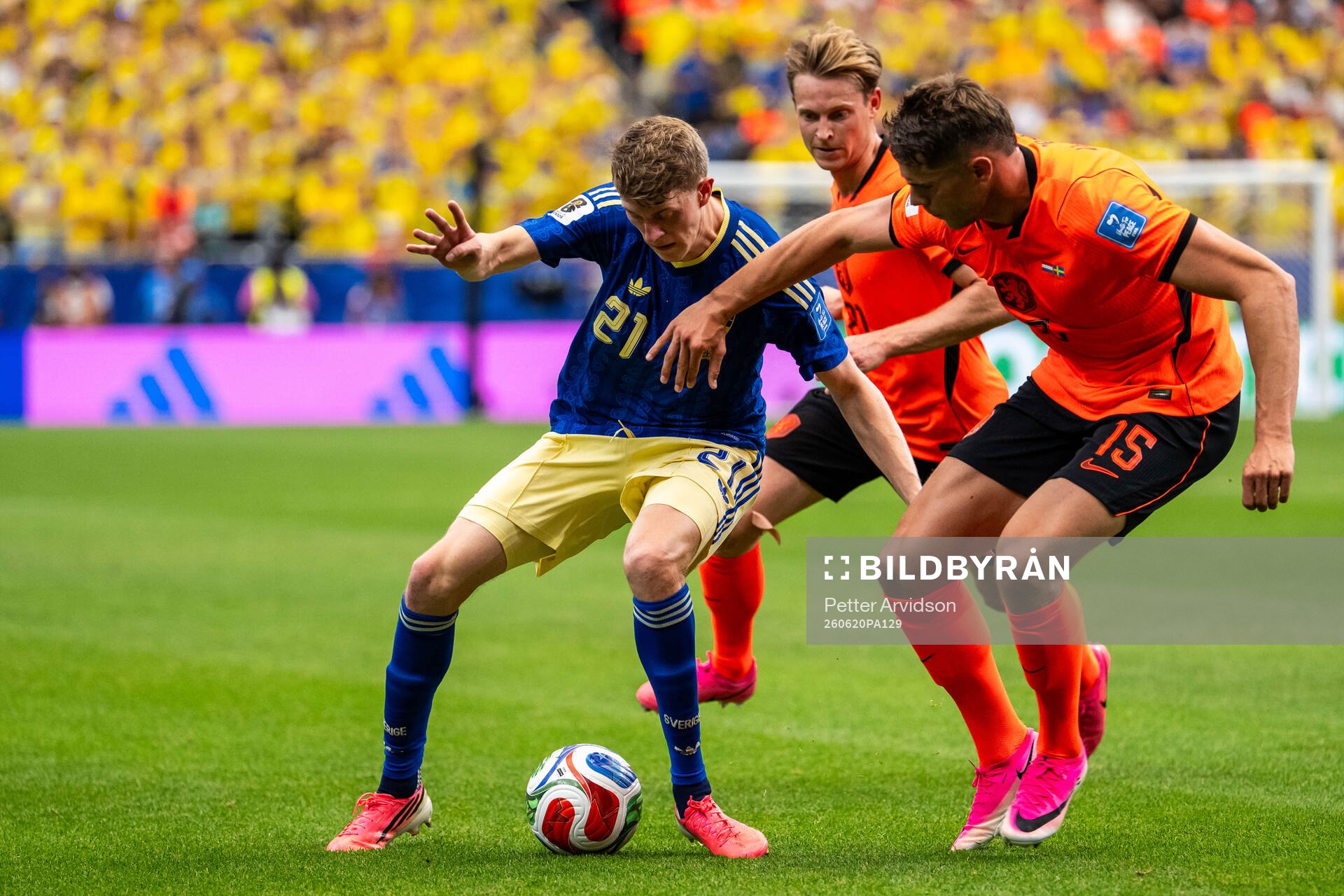 Alexander Bernhardsson of Sweden against Frenkie De Jong