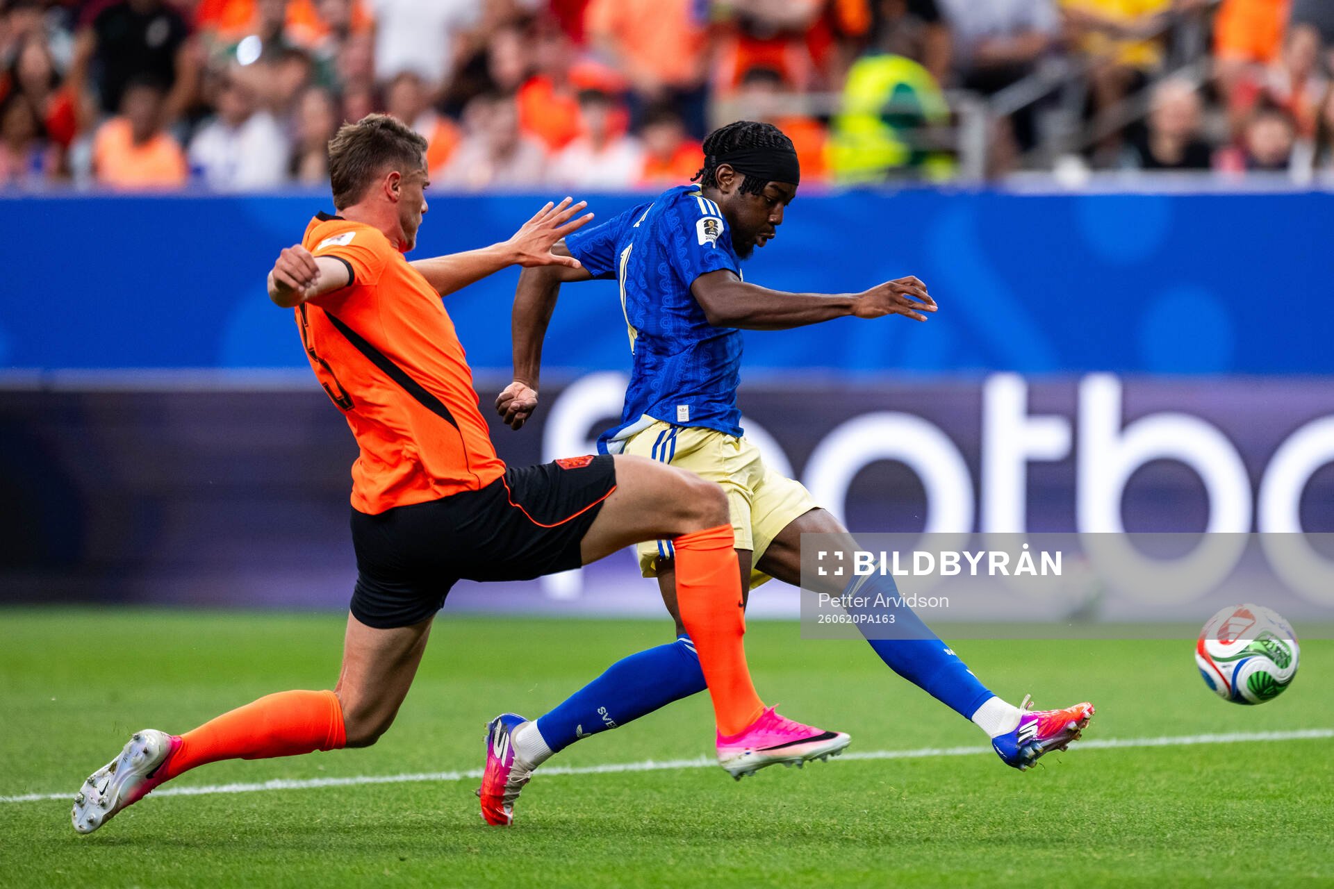 Anthony Elanga of Sweden scores 4-1