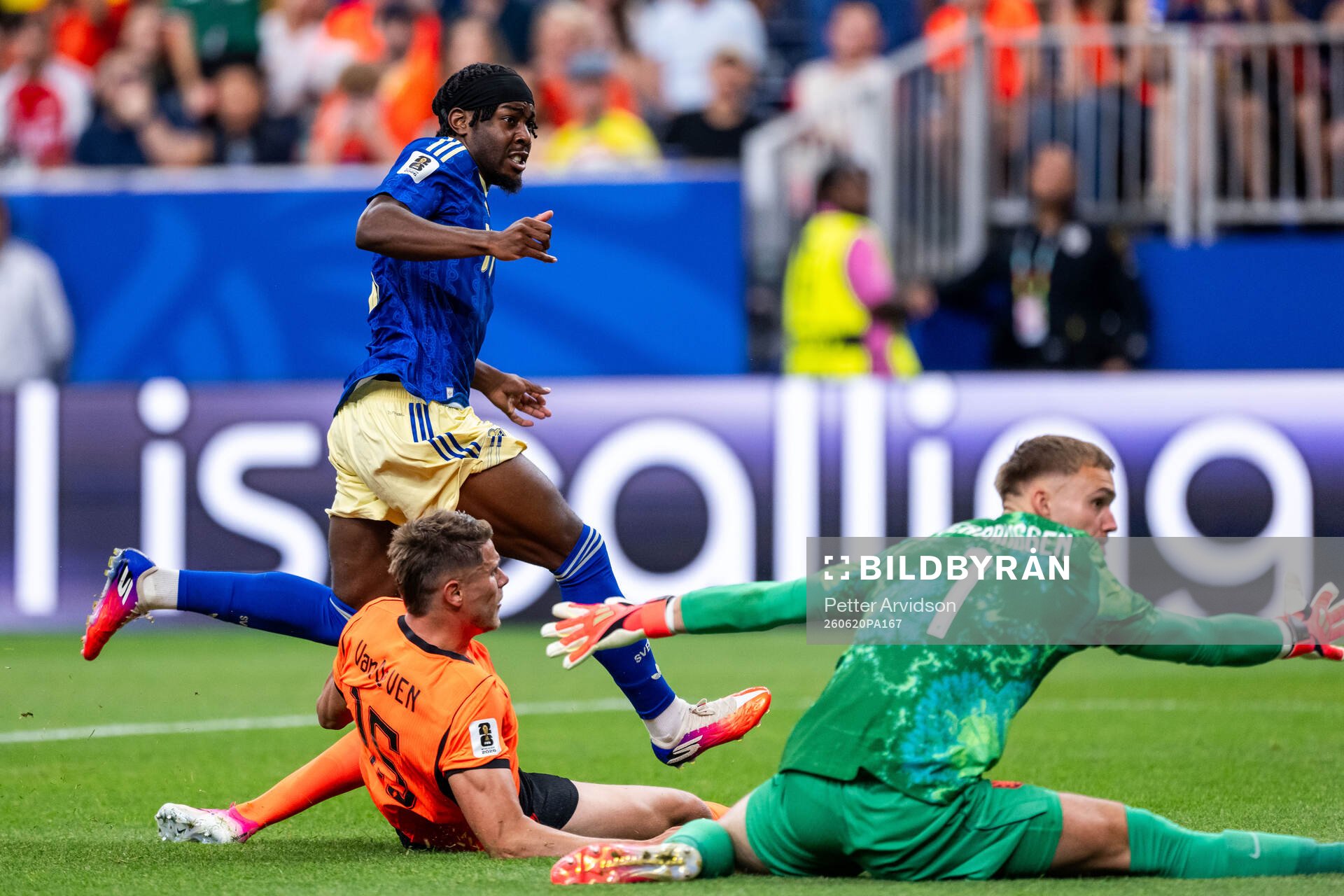 Anthony Elanga of Sweden scored 4-1 behind Micky Van De Ven