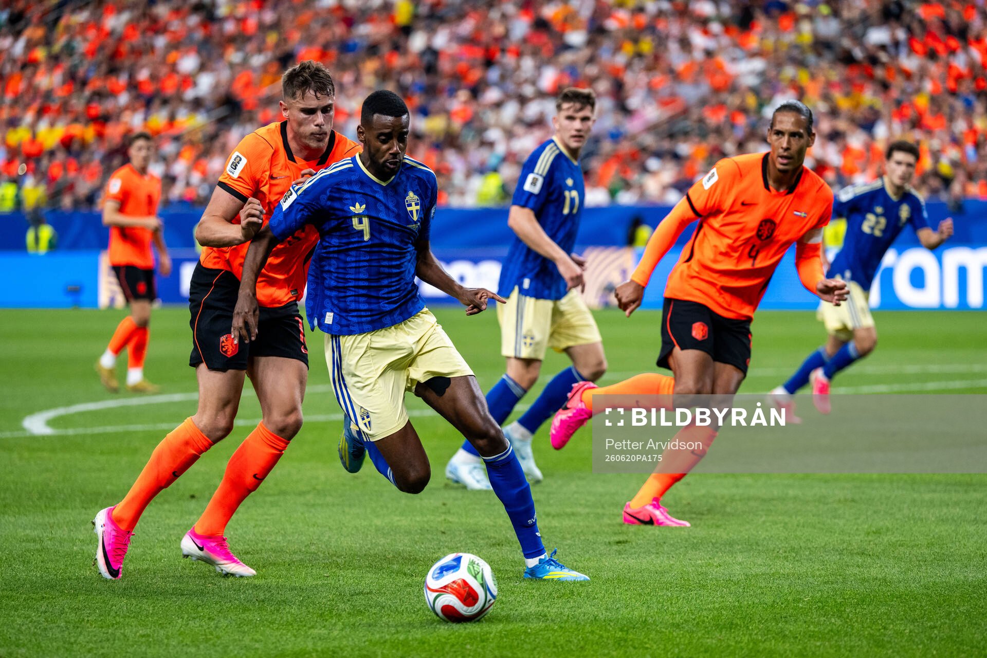 Micky Van De Ven of Netherlands and Alexander Isak of Sweden