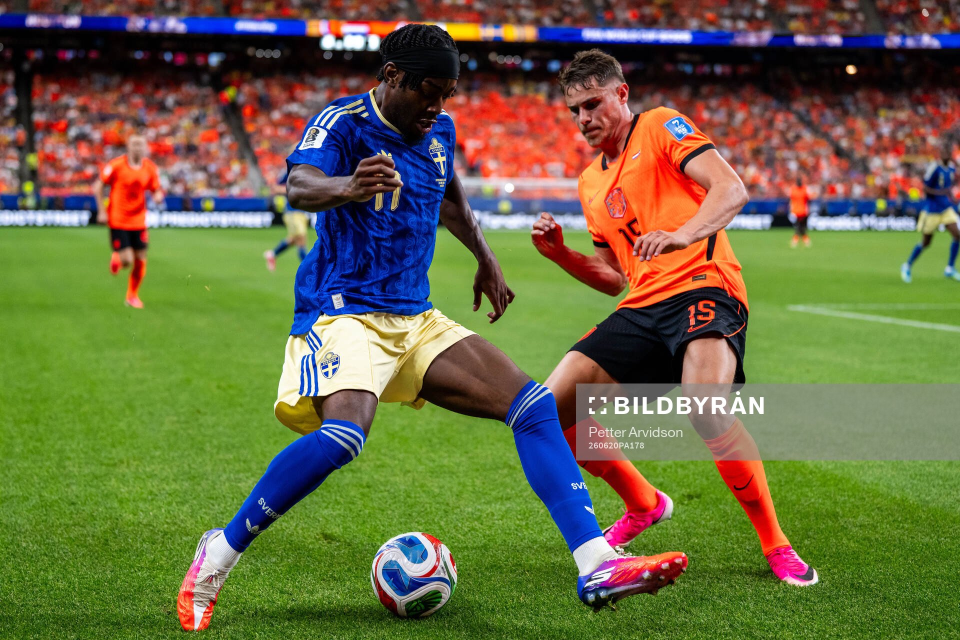 Anthony Elanga of Sweden and Micky Van De Ven of Netherlands