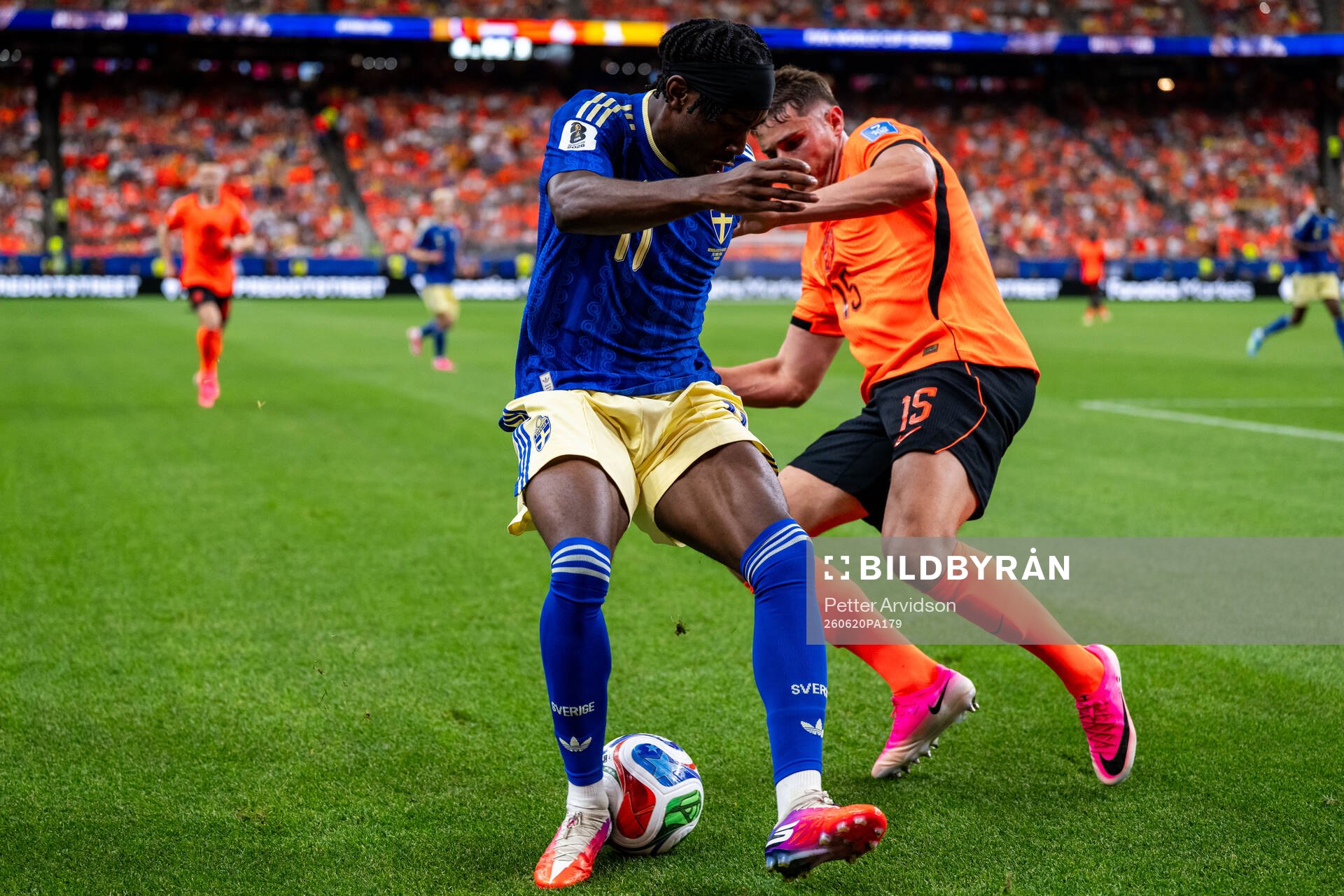 Anthony Elanga of Sweden and Micky Van De Ven of Netherlands