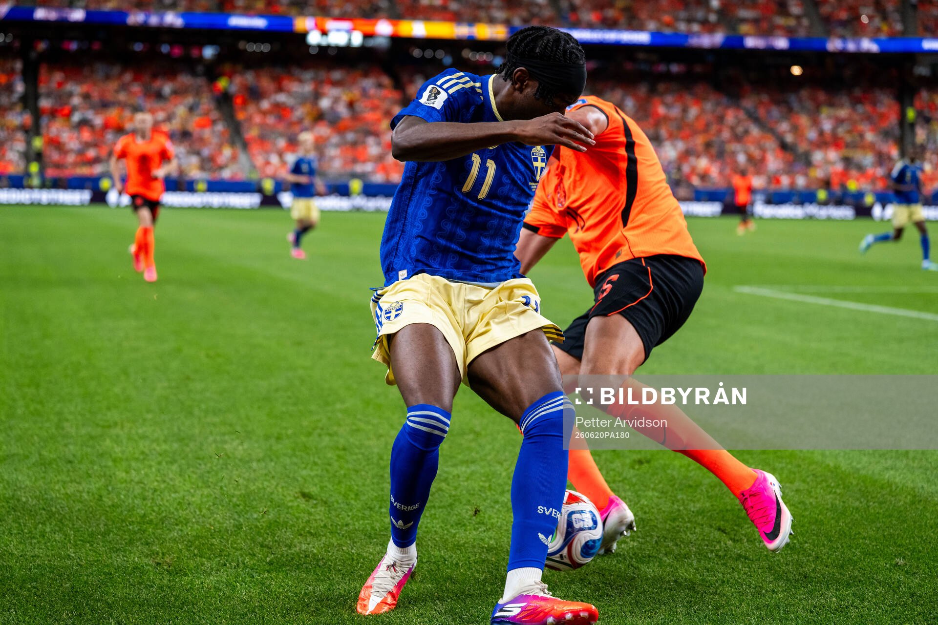 Anthony Elanga of Sweden and Micky Van De Ven of Netherlands