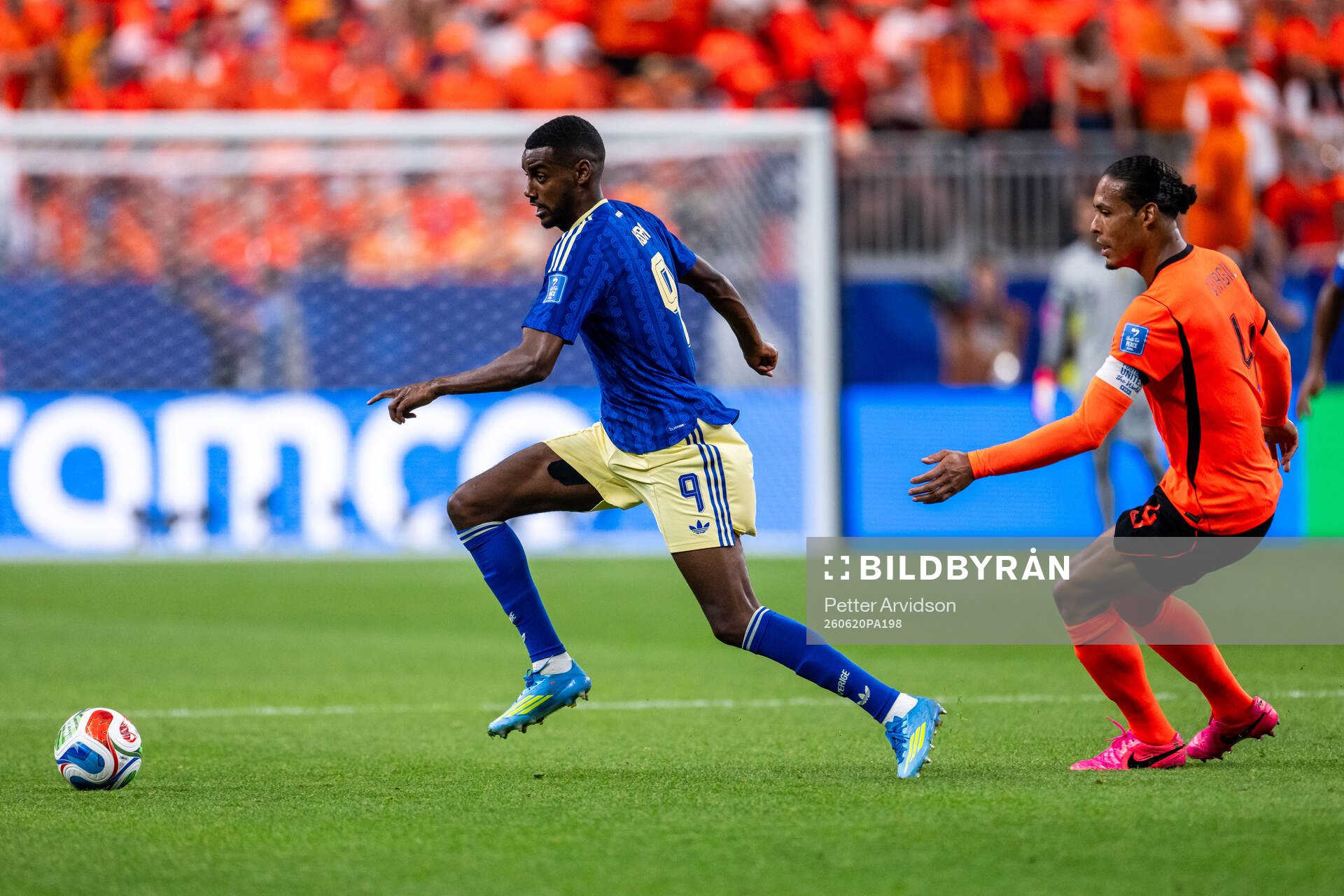 Alexander Isak of Sweden and Virgil Van Dijk of Netherlands