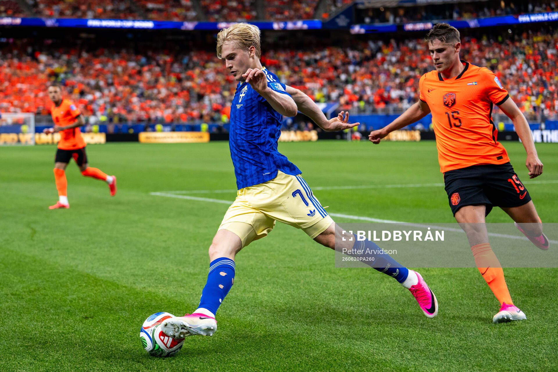Lucas Bergvall of Sweden and Micky Van De Ven of Netherlands