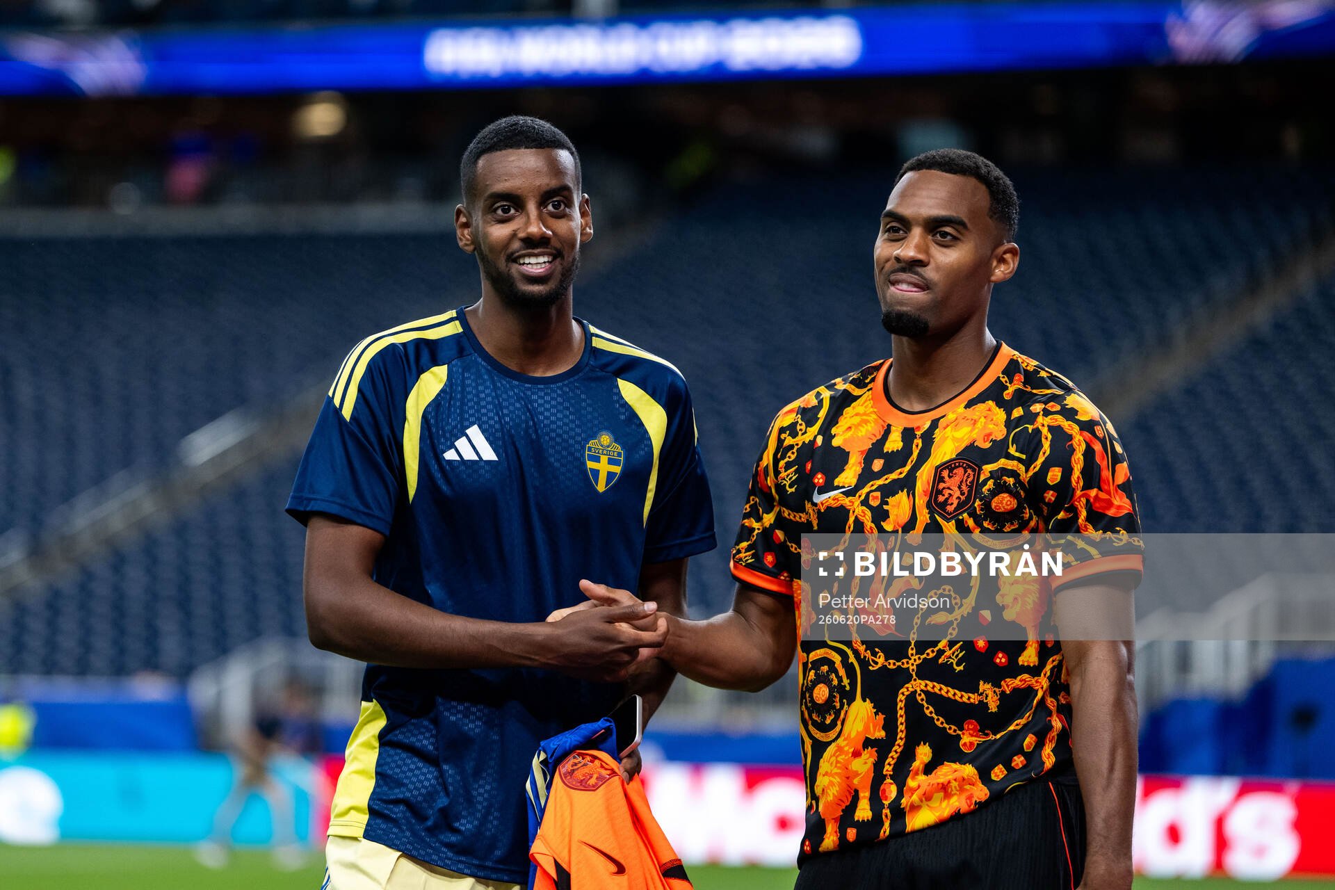 Alexander Isak of Sweden and Ryan Gravenberch of Netherlands