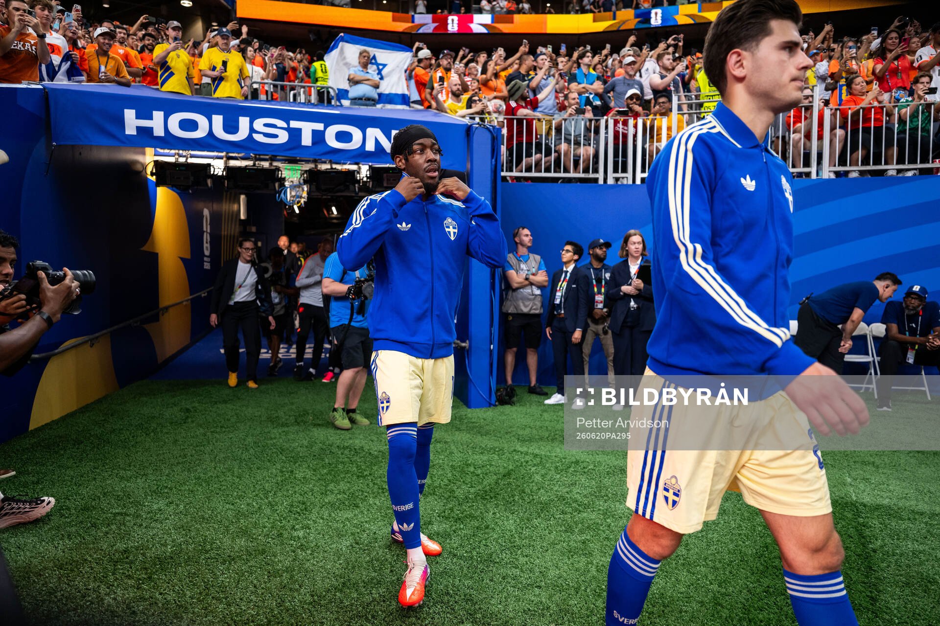 Anthony Elanga and Besfort Zeneli of Sweden