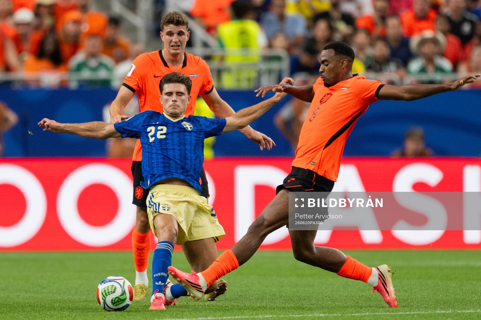 Besfort Zeneli of Sweden and Ryan Gravenberch of Netherlands
