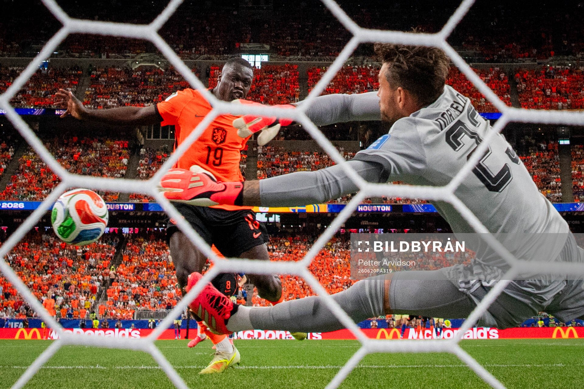 Brian Brobbey of Netherlands scores the 1-0 goal against
