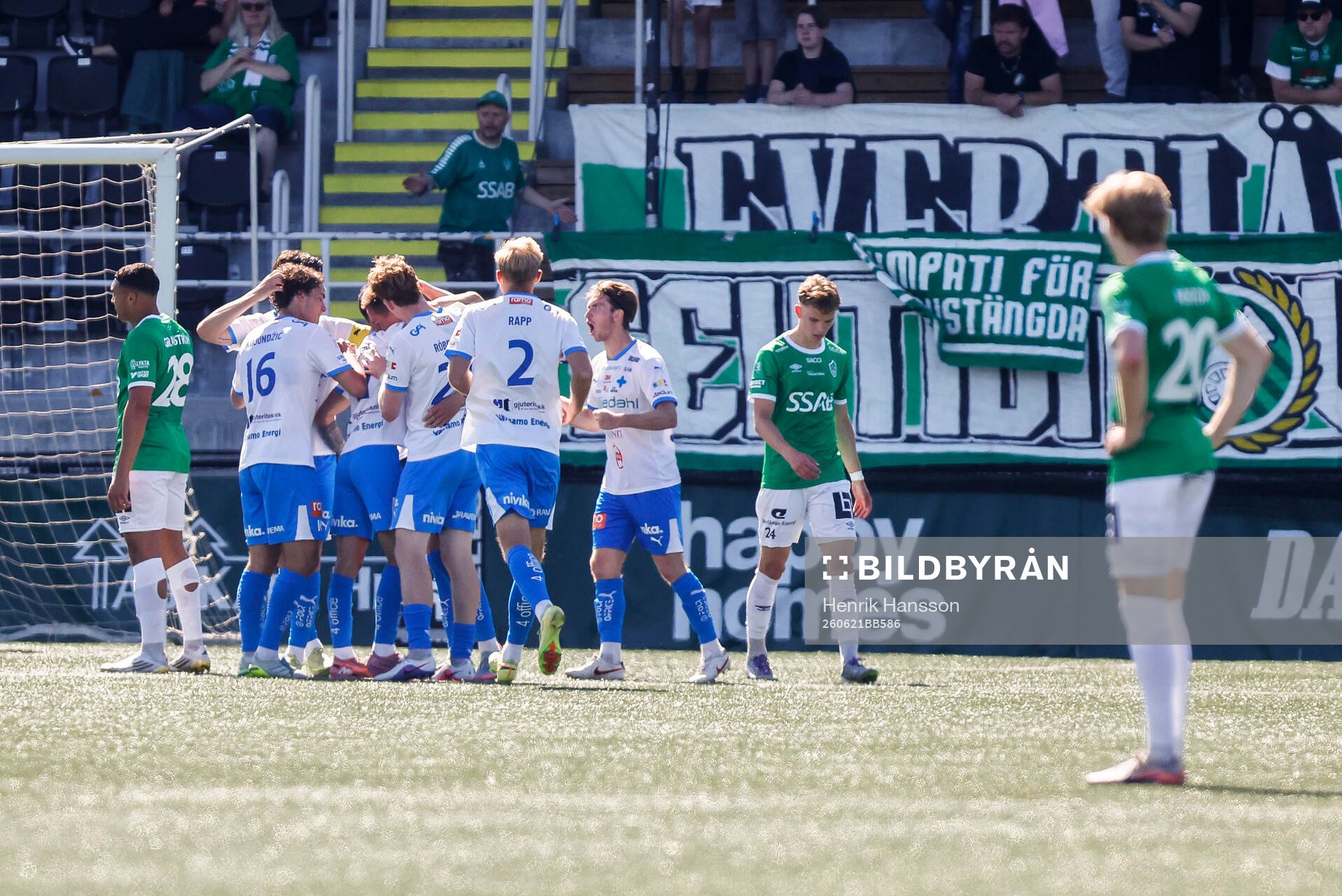 IFK Värnamos Kai Meriluoto jublar med lagkamrater och