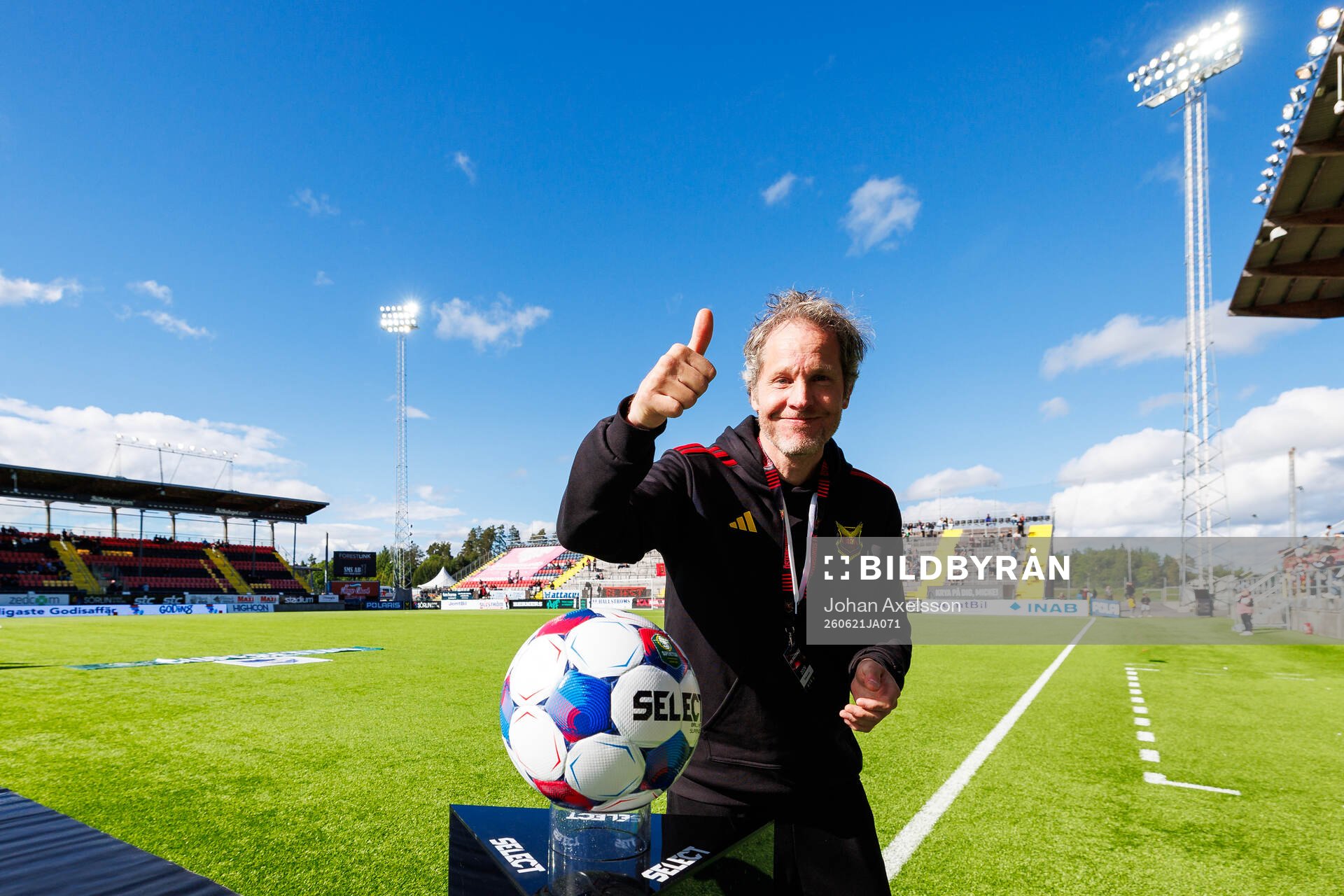 Lars Oscarsson lämnar över matchbollen infö