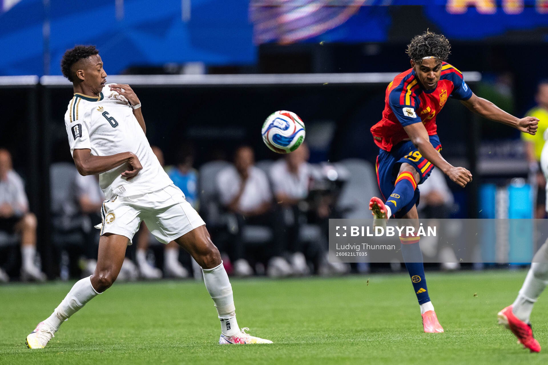 Nasser Aldawsari of Saudi Arabia and Lamine Yamal of Spain