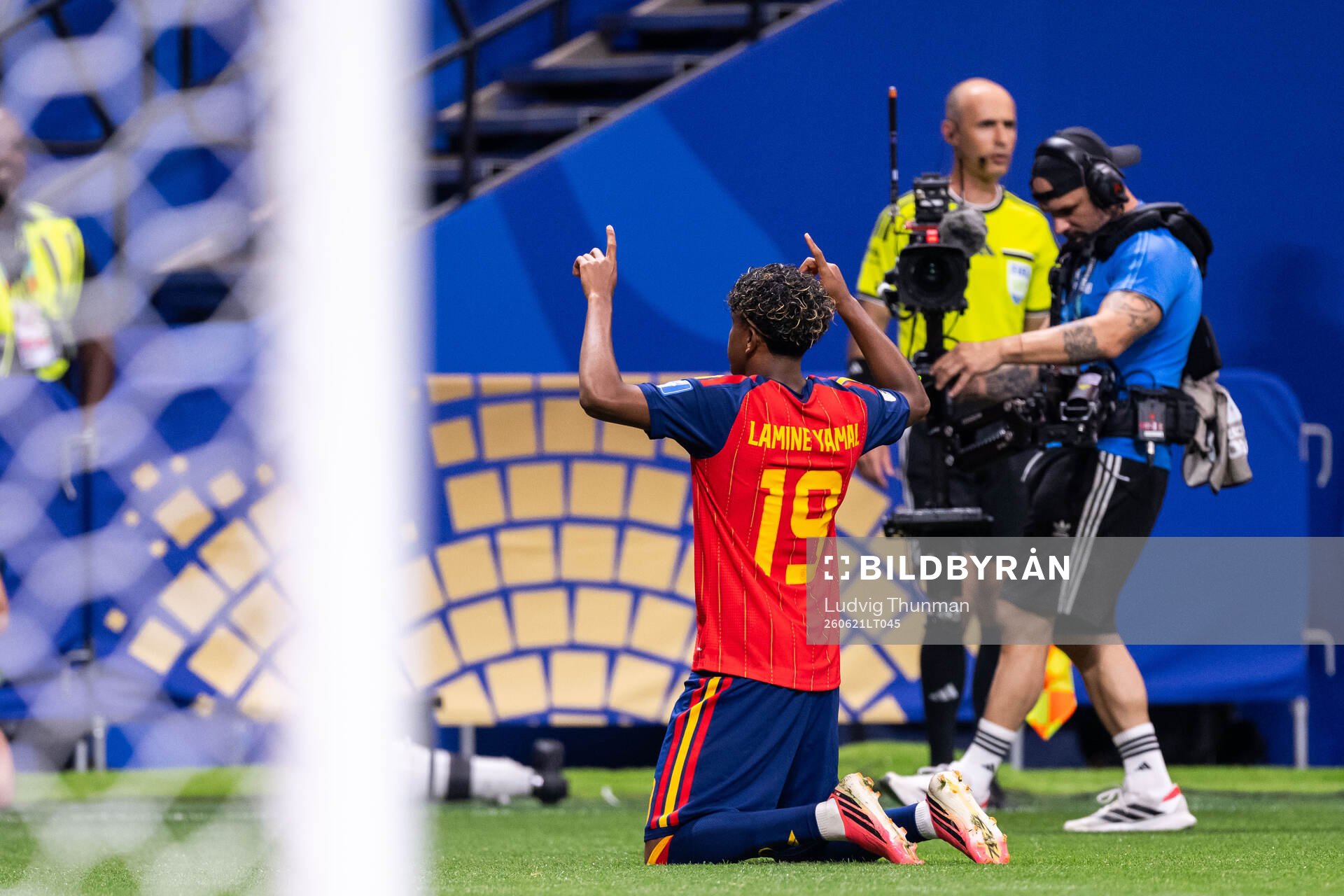Lamine Yamal of Spain celebrates