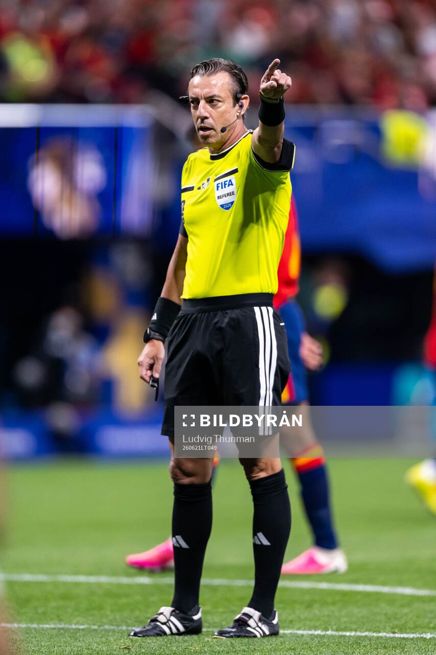 Referee Raphael Claus
