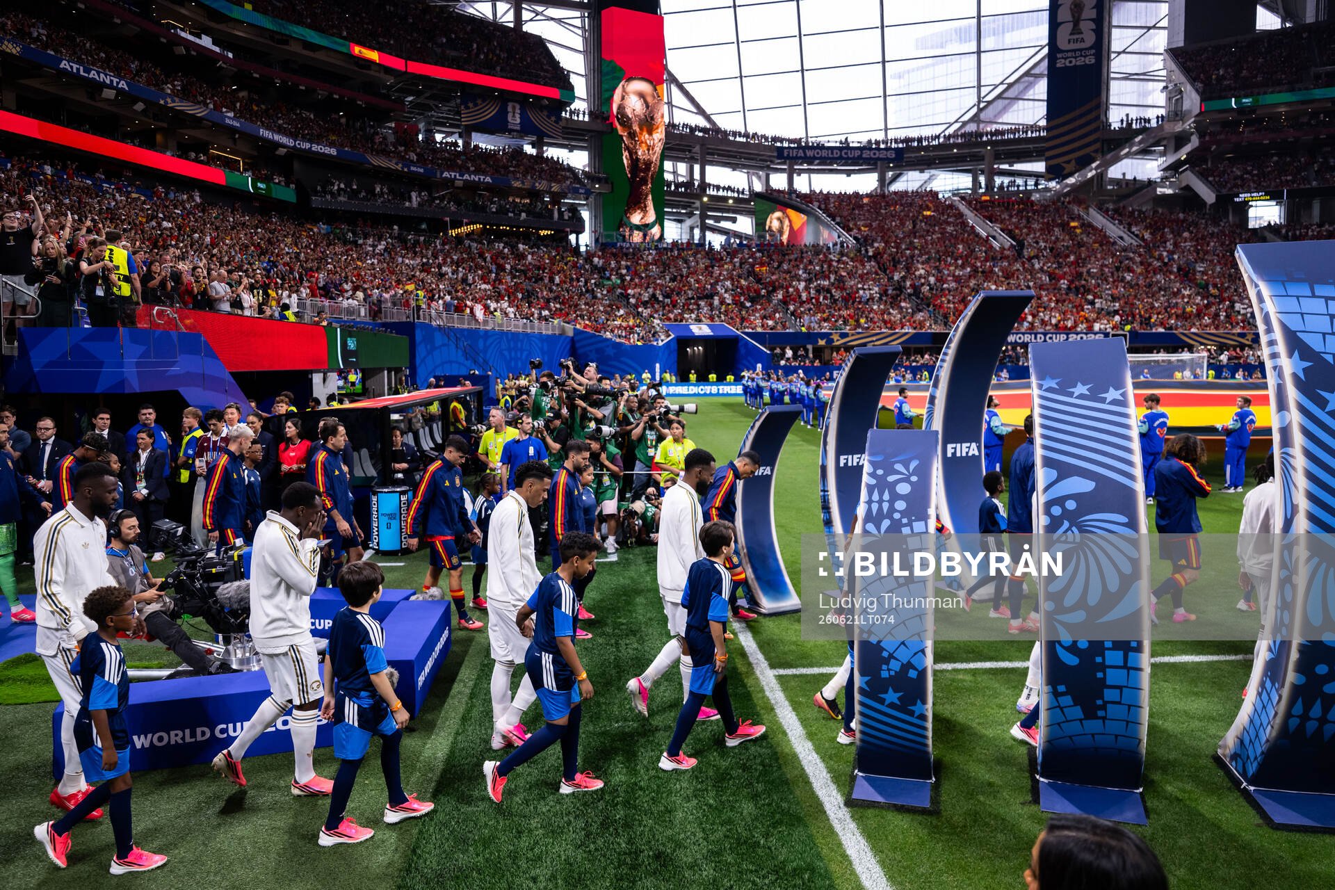 Players of Spain and of Saudi Arabia