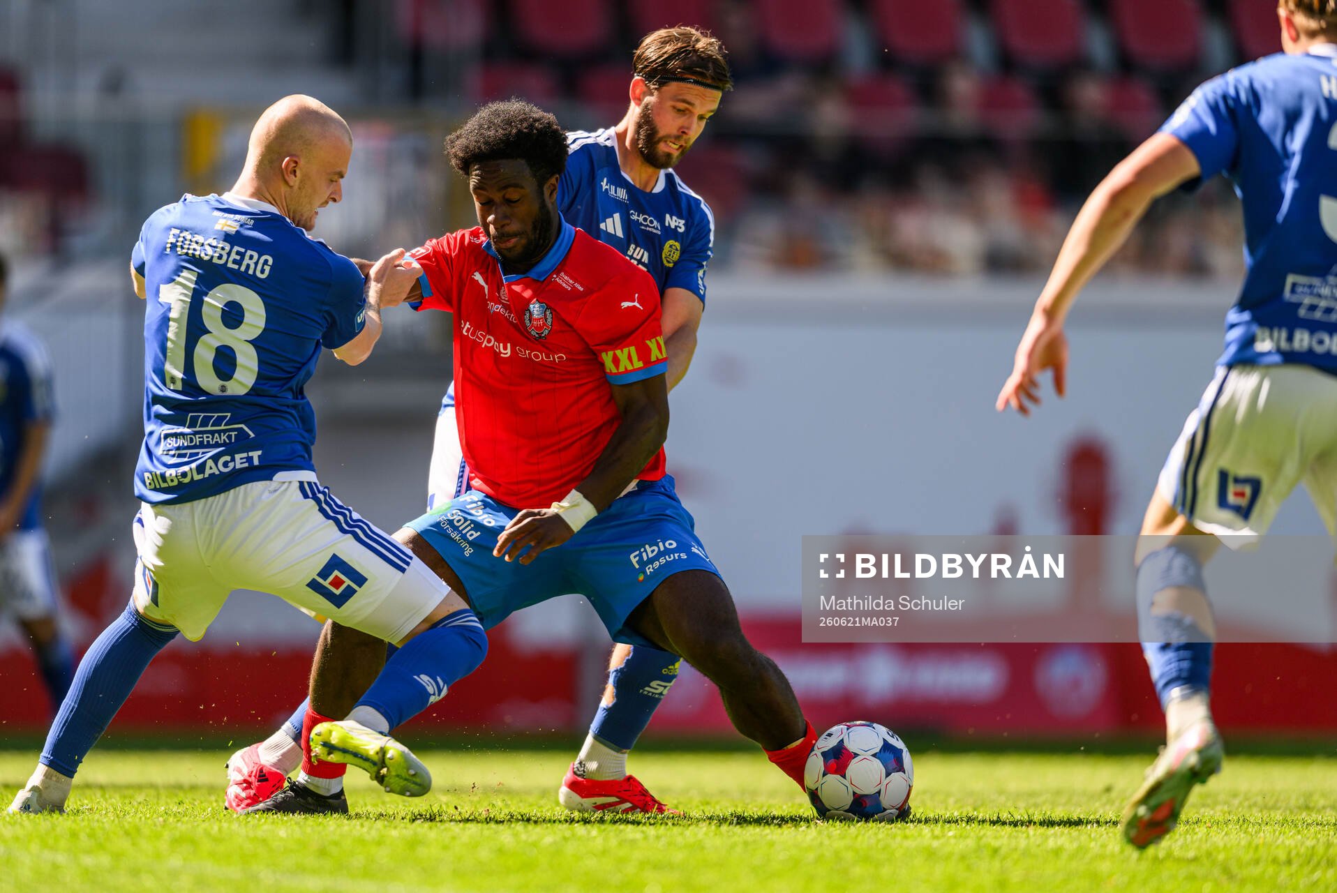 Helsingborgs Kevin Nyarko och GIF Sundsvalls Lucas Forsberg