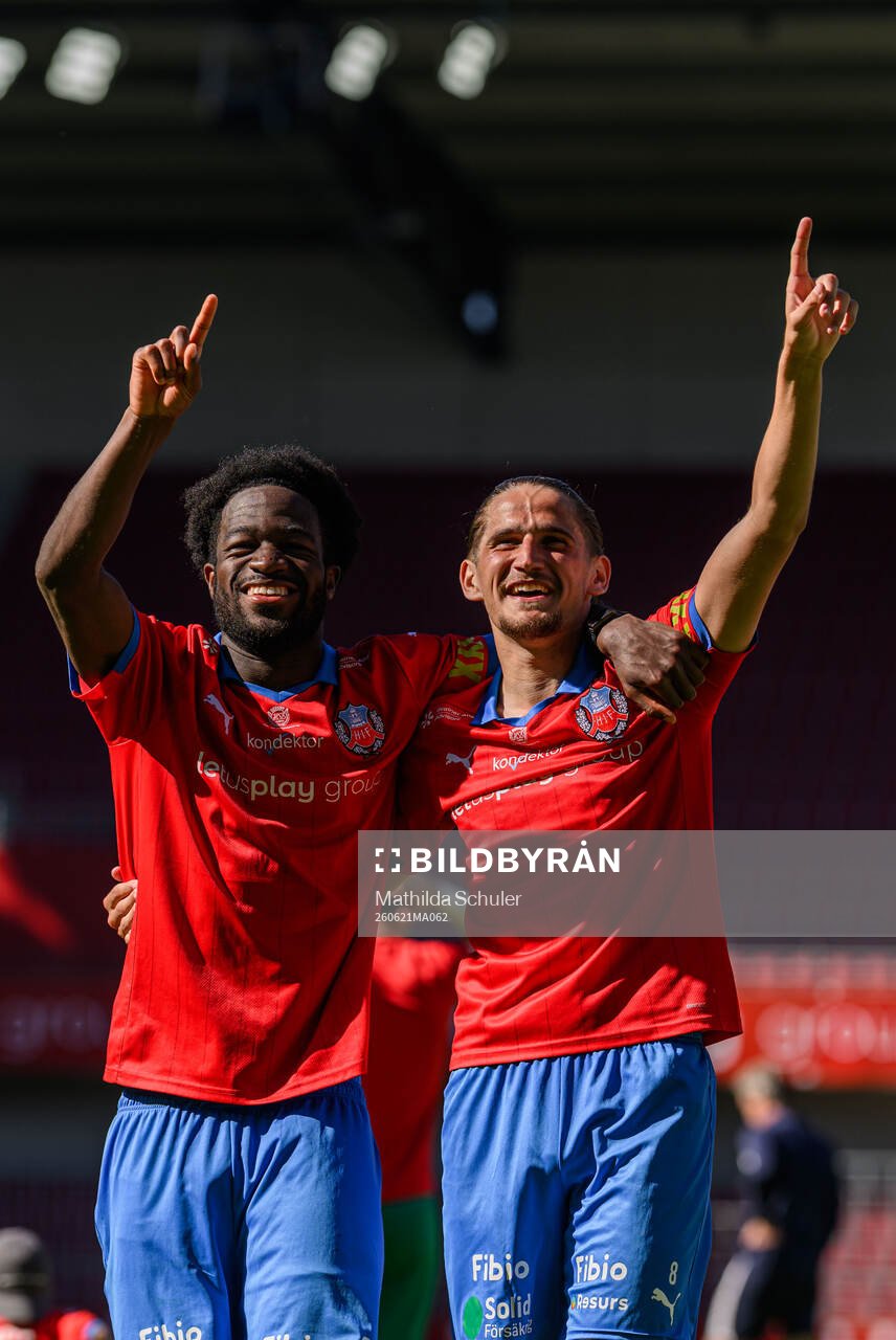 Helsingborgs Kevin Nyarko och Ervin Gigovic jublar