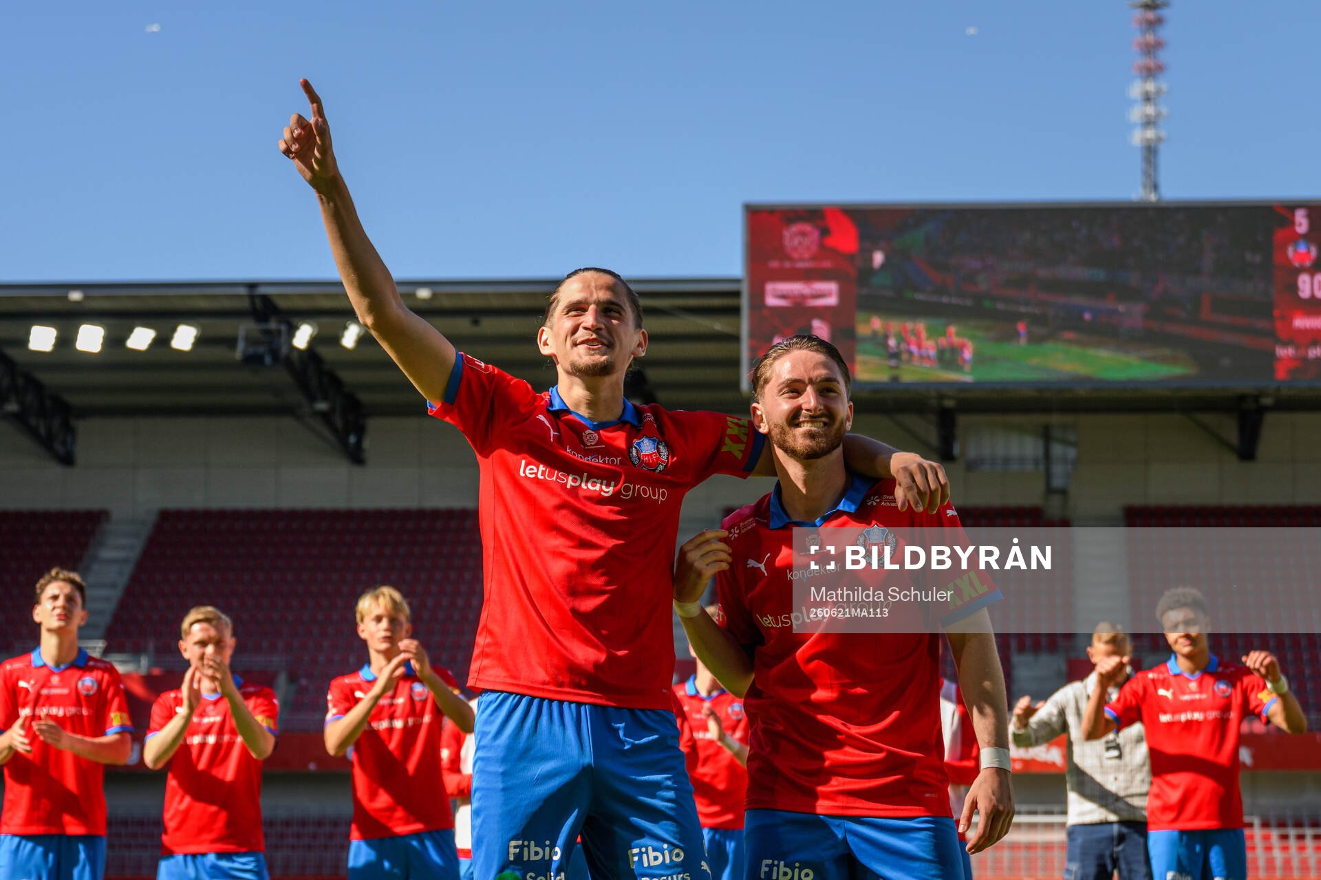 Helsingborgs Ervin Gigovic och Timothe Rupil jublar
