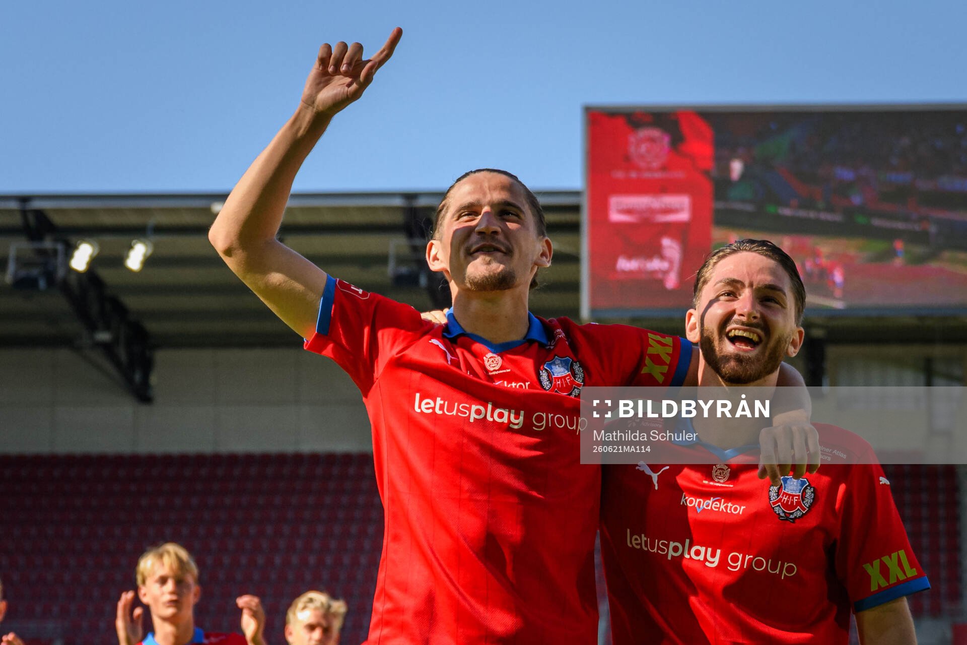 Helsingborgs Ervin Gigovic och Timothe Rupil jublar