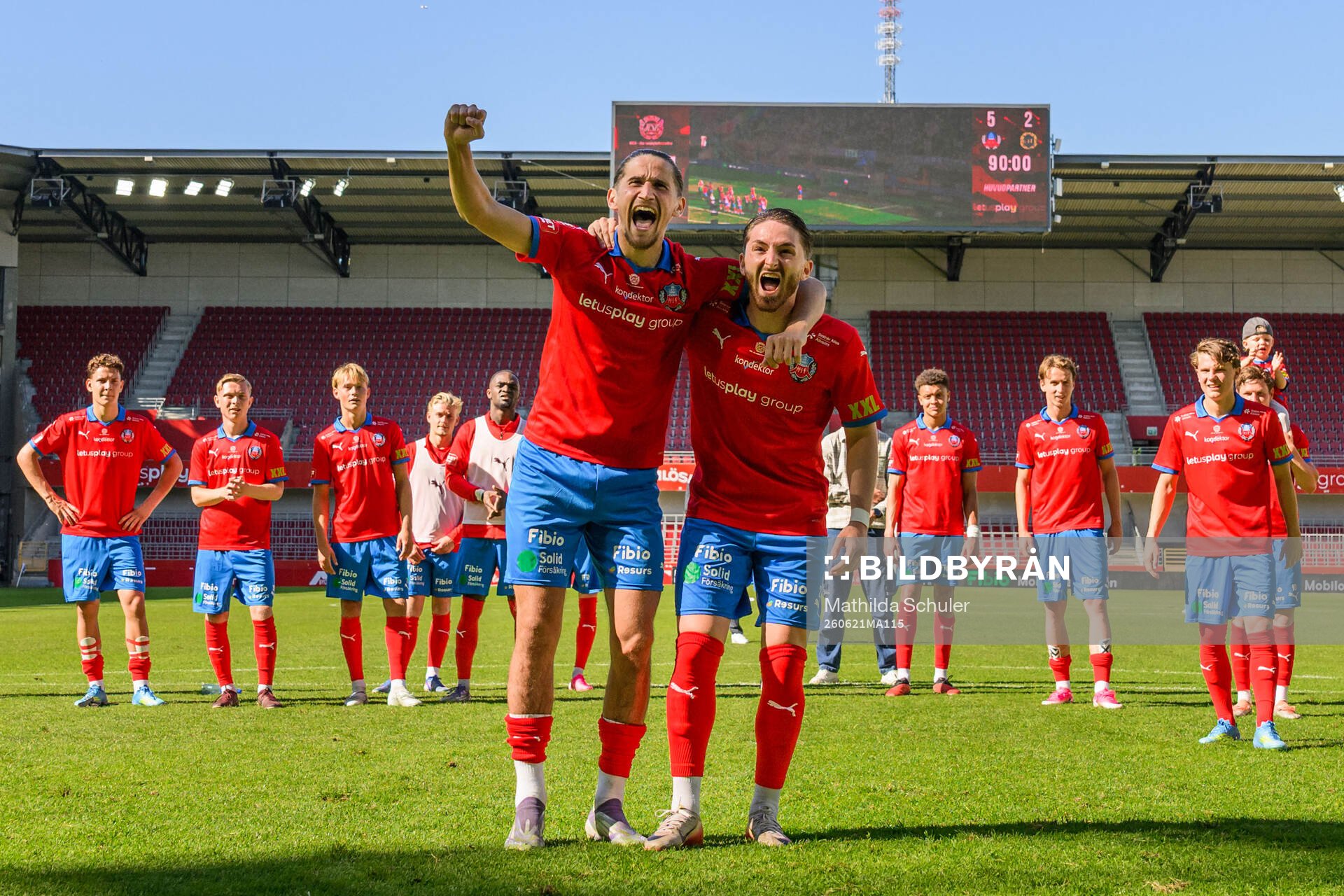 Helsingborgs Ervin Gigovic och Timothe Rupil jublar