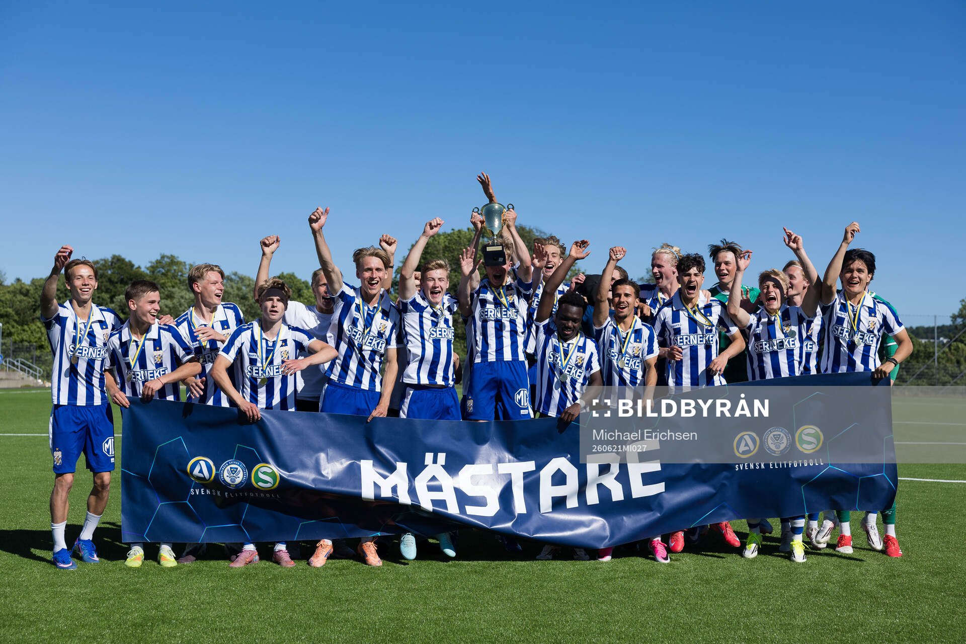 IFK Göteborgs spelare jublar med pokalen